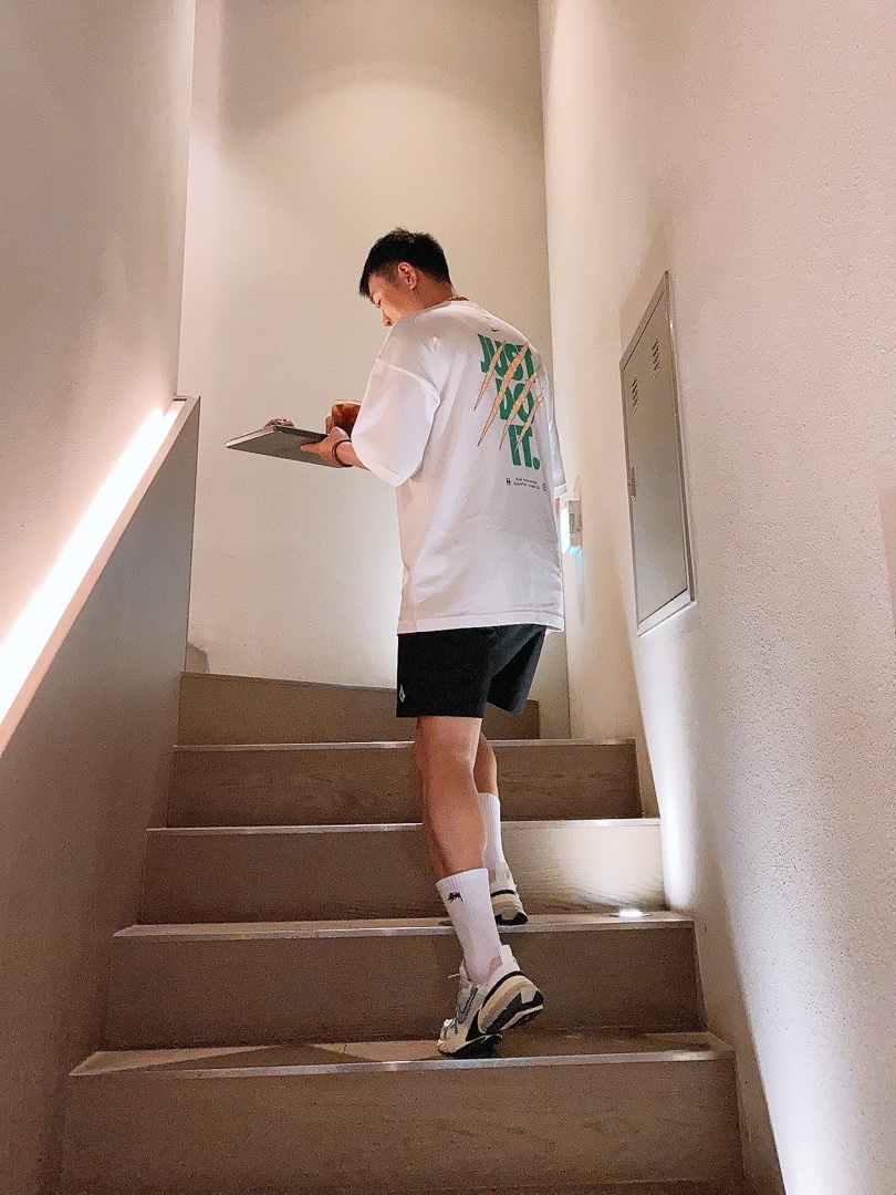 Nike V2K Run Summit White Metallic Silver, Stussy Small Stock Crew Socks White (3 Pack) 착용 스타일