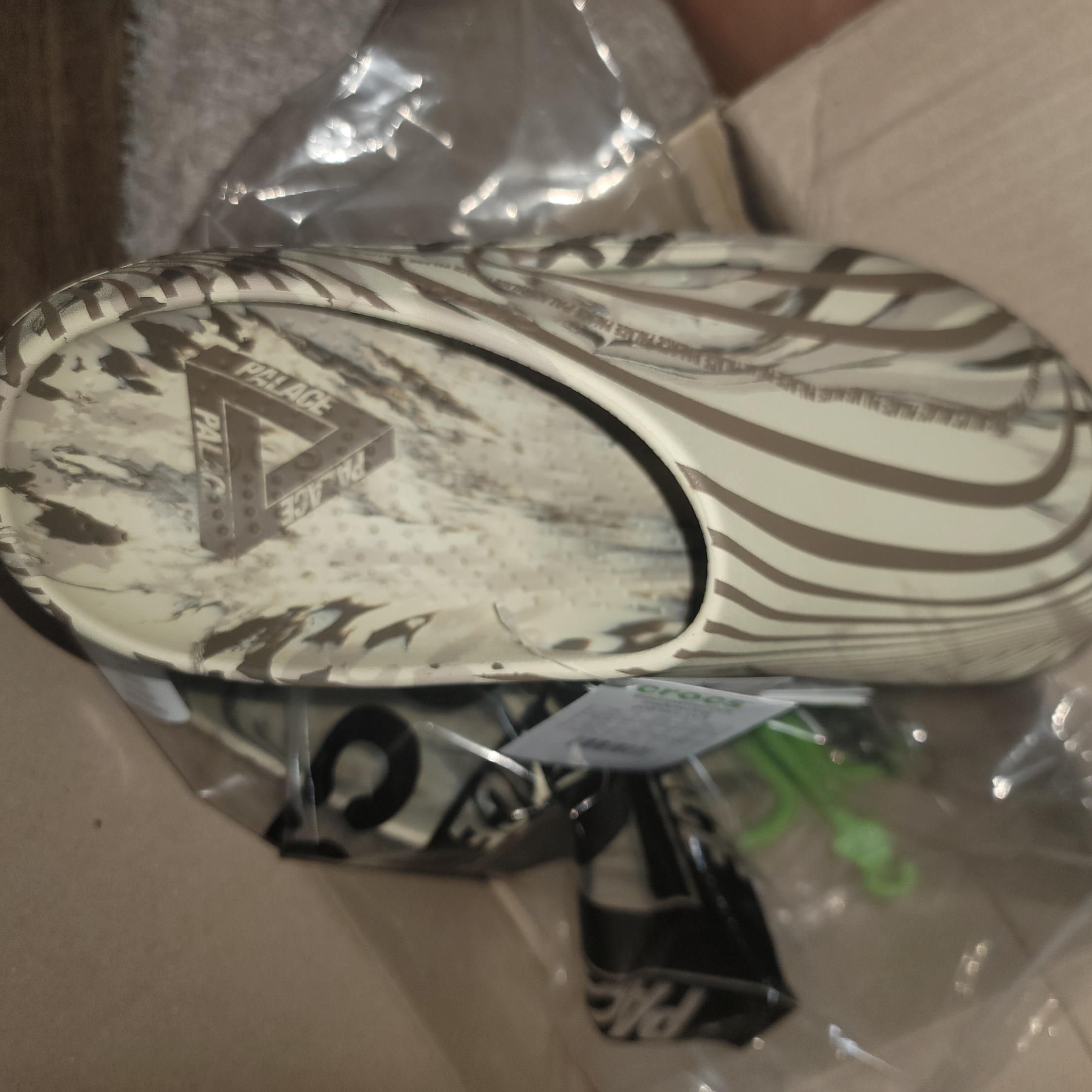 Crocs x Palace Recovery Clog Bone Multi 착용 스타일 - 2