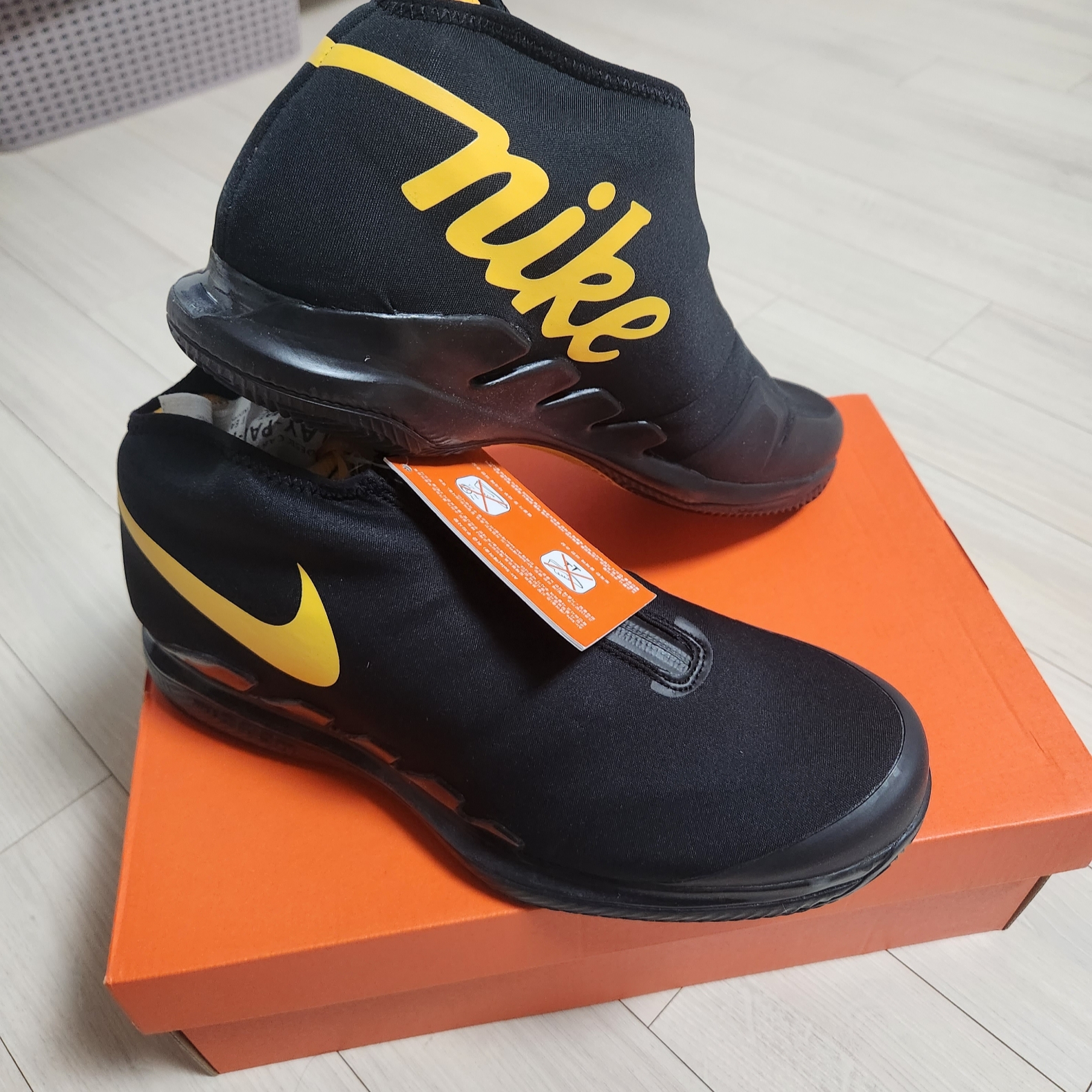 Nike Air Zoom Vapor X Glove Black University Gold 착용 스타일 - 3