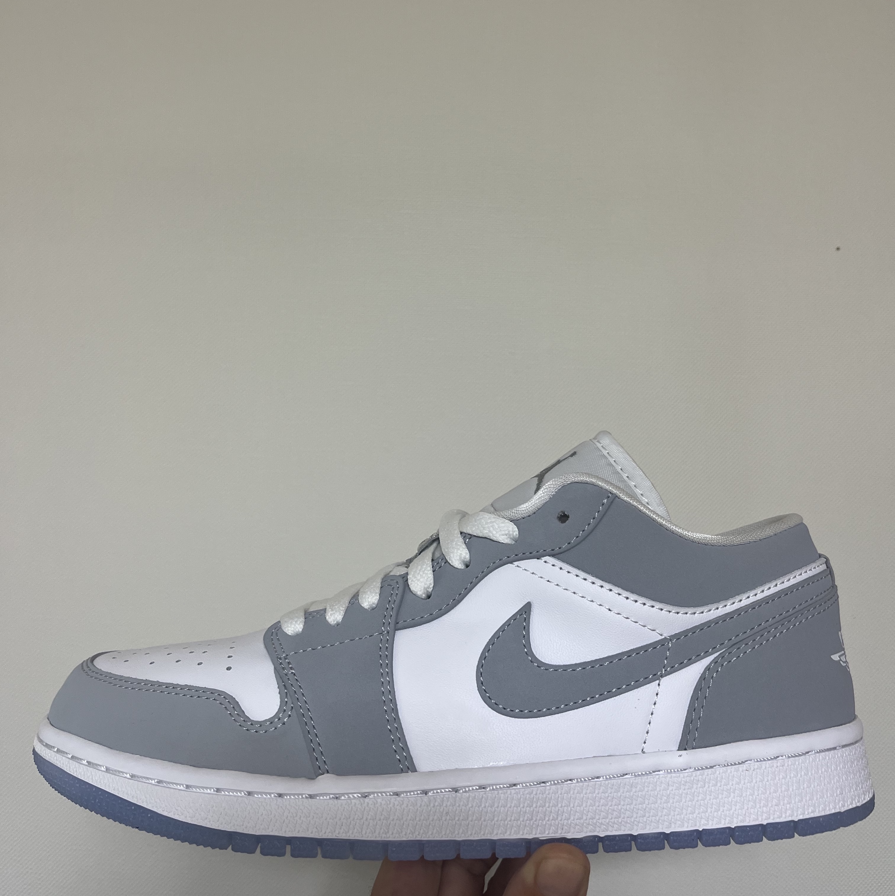 (W) Jordan 1 Low White Wolf Grey 착용 스타일 - 1