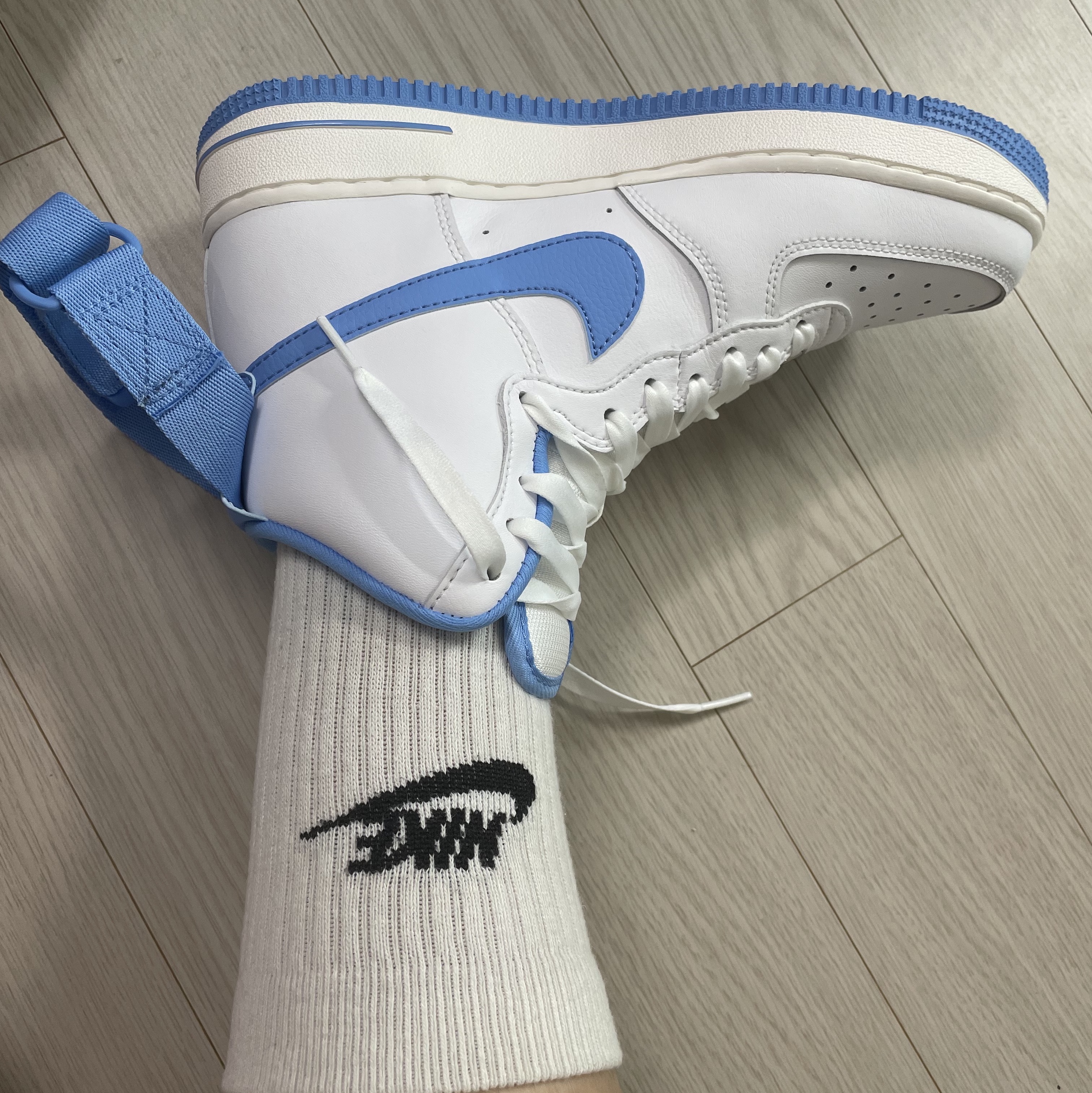 (W) Nike Air Force 1 High OG QS University Blue 착용 스타일 - 1