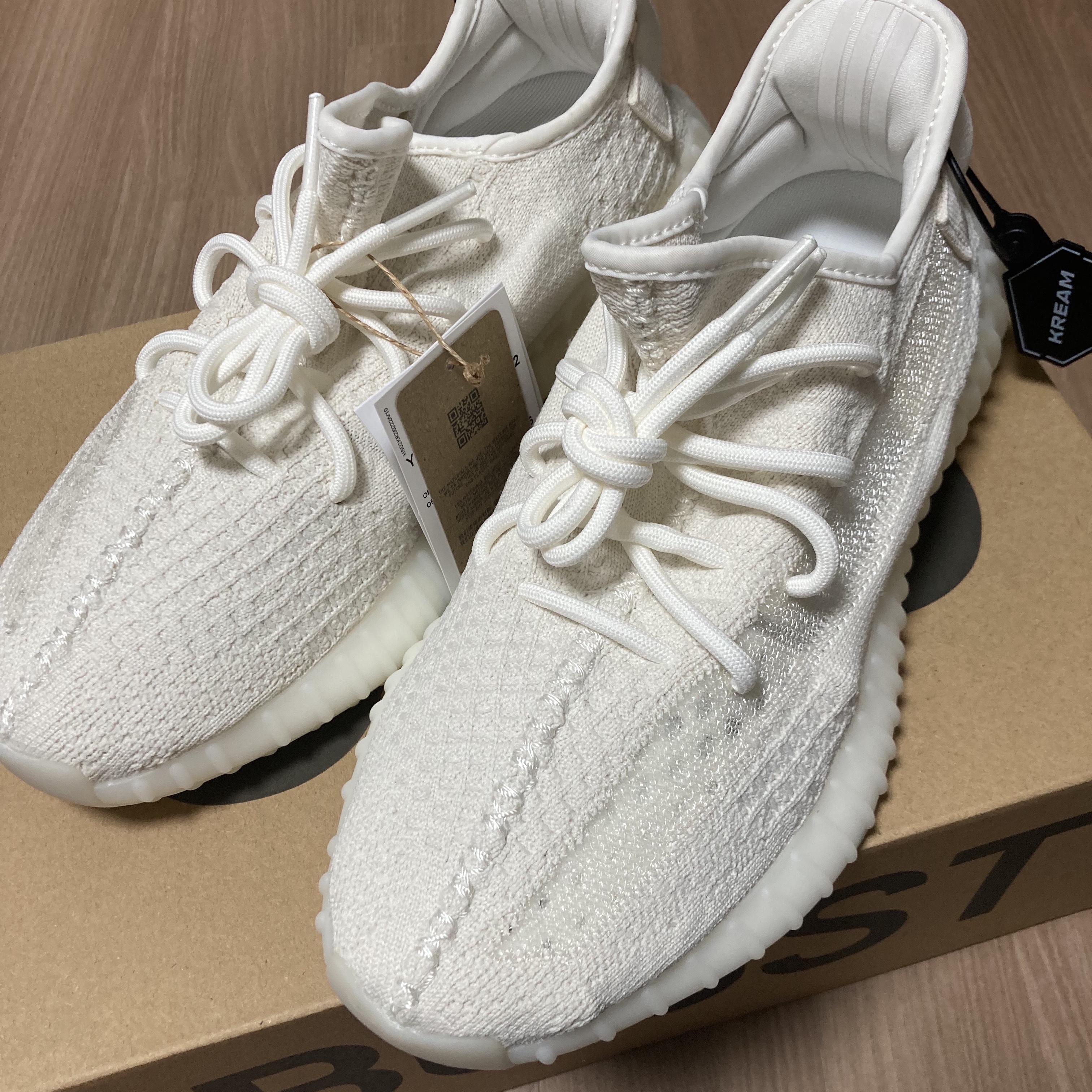 Adidas Yeezy Boost 350 V2 Bone 착용 스타일