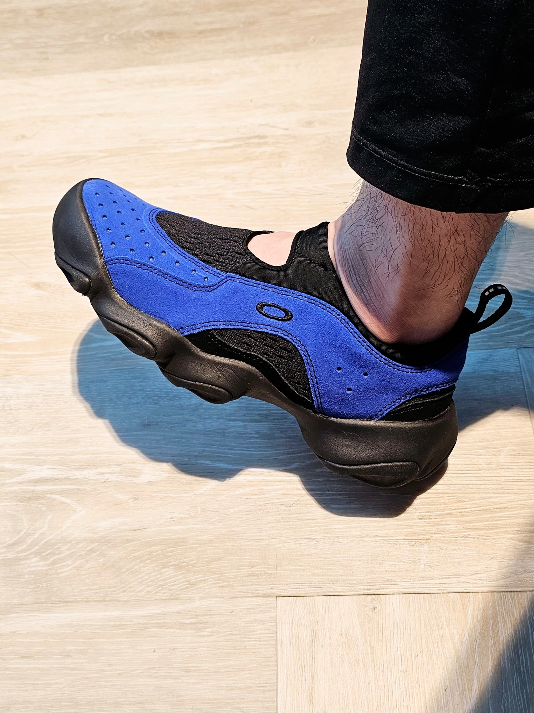 Oakley Factory Team x Brain Dead Flesh Sandal Electric Blue Black 착용 스타일 - 1