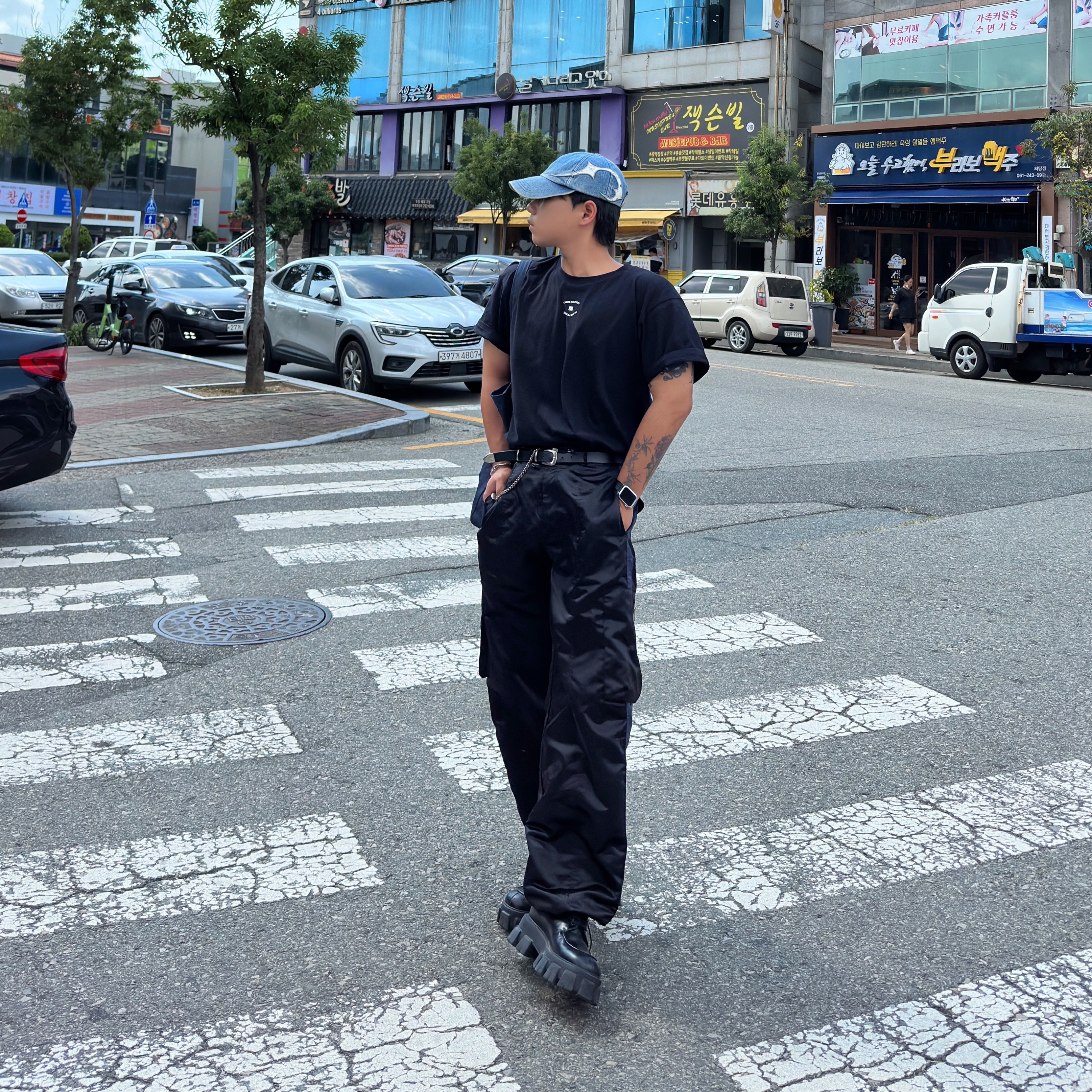 Prada Monolith Brushed Leather Lace-Up Shoes Black, Thug Club x MCM Tribal Leather Cap Denim 착용 스타일 - 2
