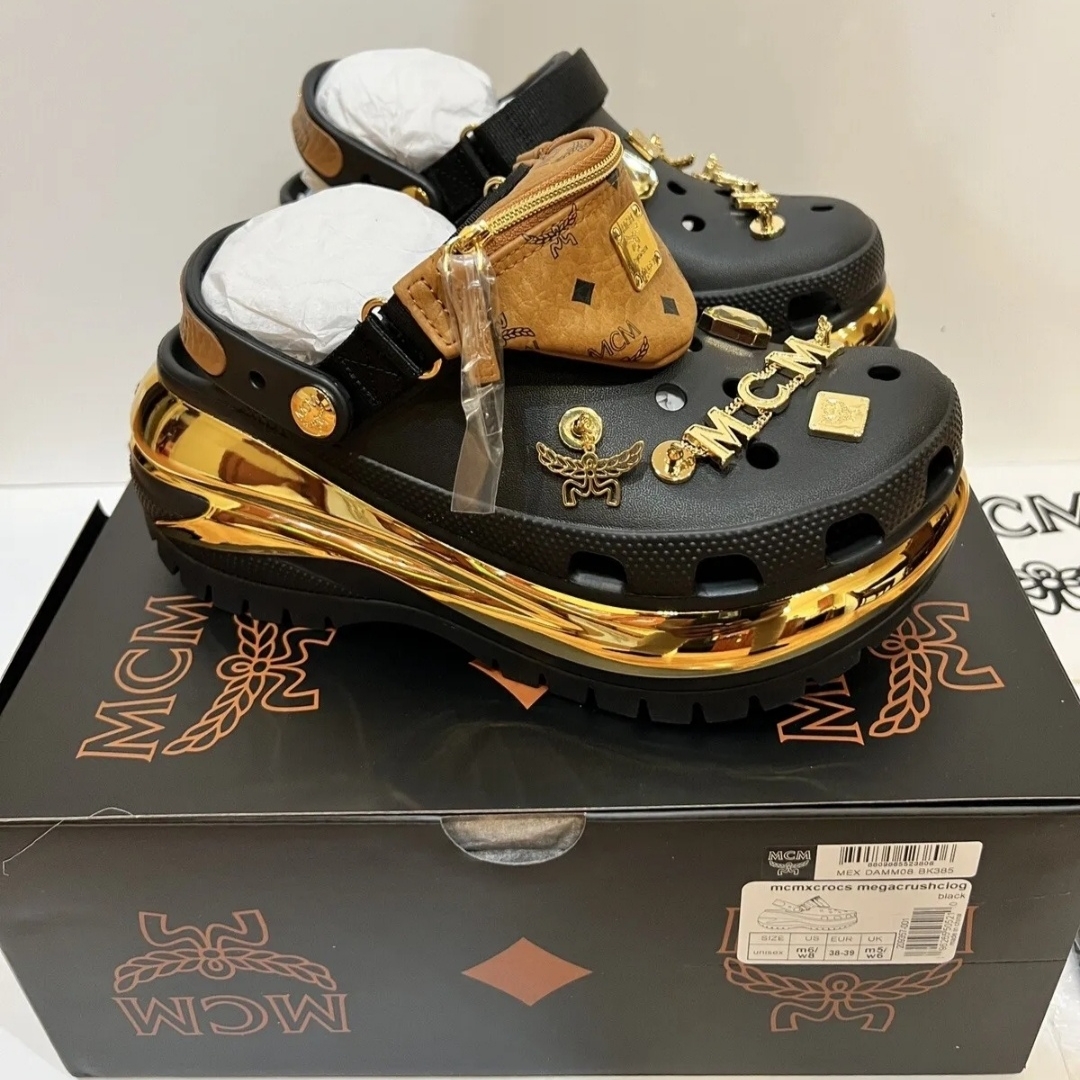 Crocs x MCM Mega Crush Clog Black (With Belt Bag Bracelet) 착용 스타일