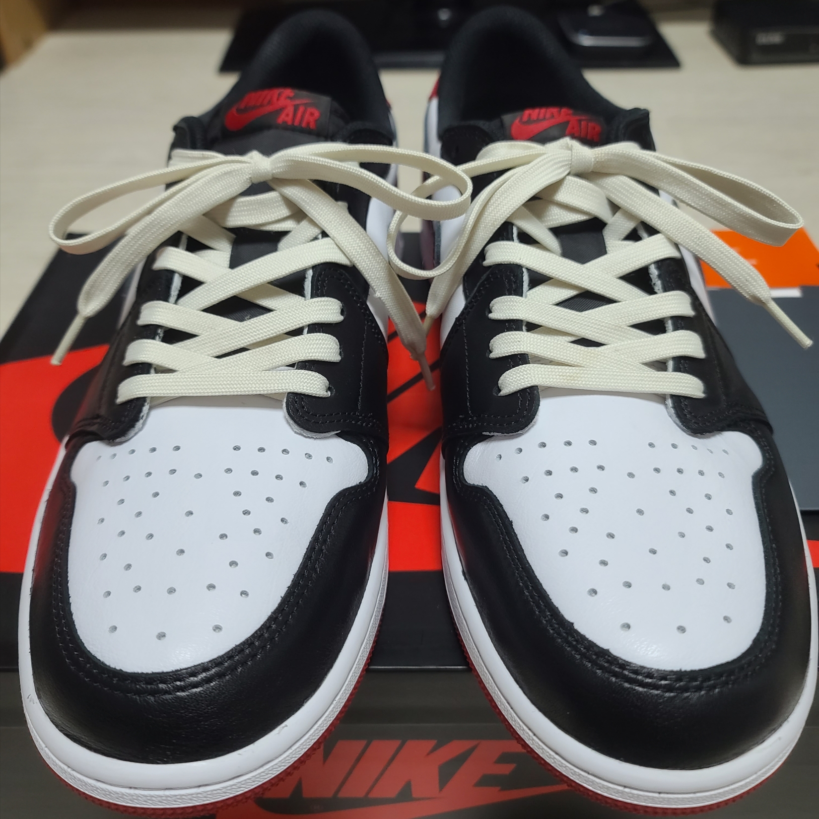 Jordan 1 Retro Low OG Black Toe 착용 스타일 - 4