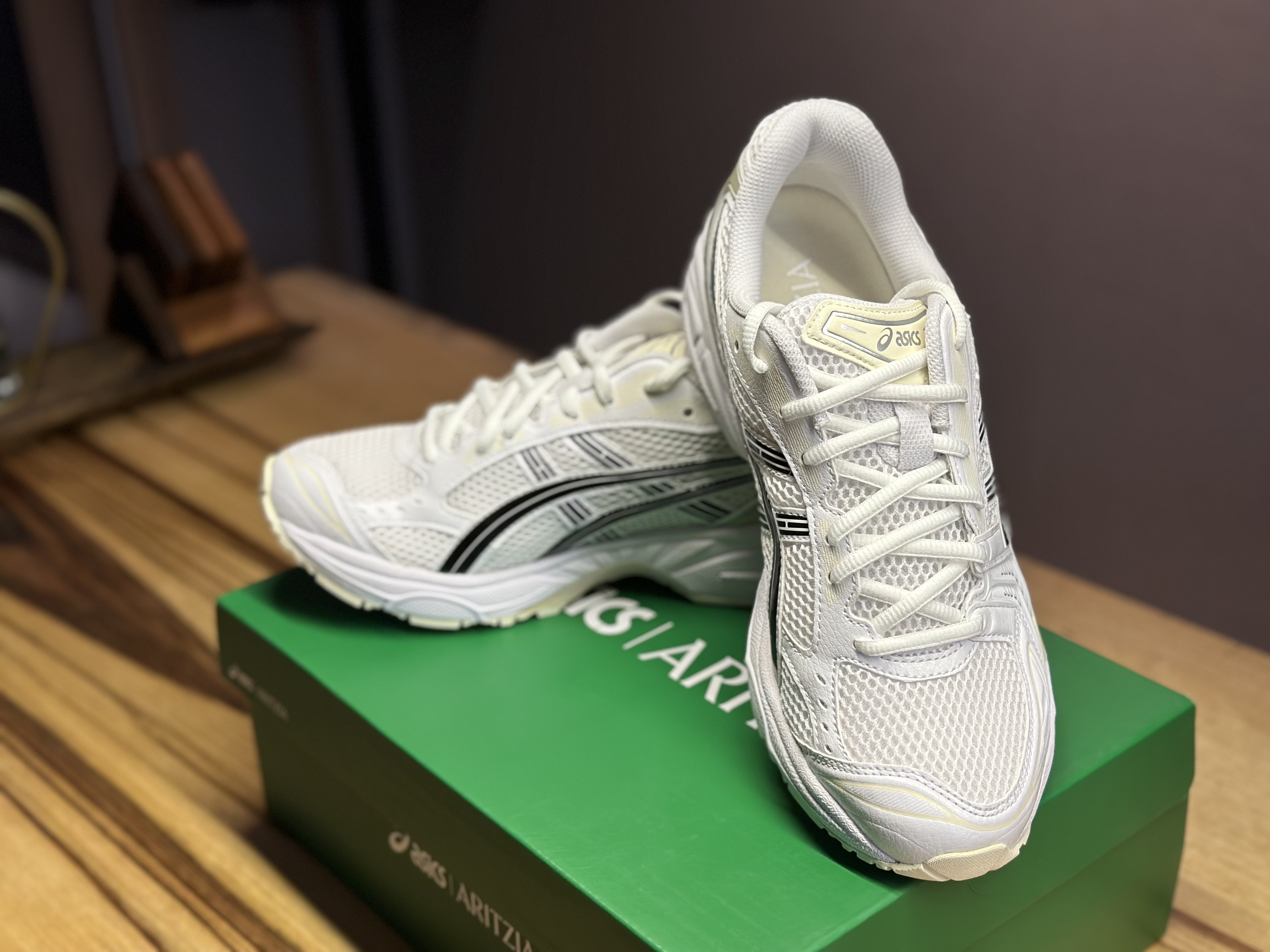 Asics x Aritzia Gel-Kayano 14 White Black 착용 스타일 - 1