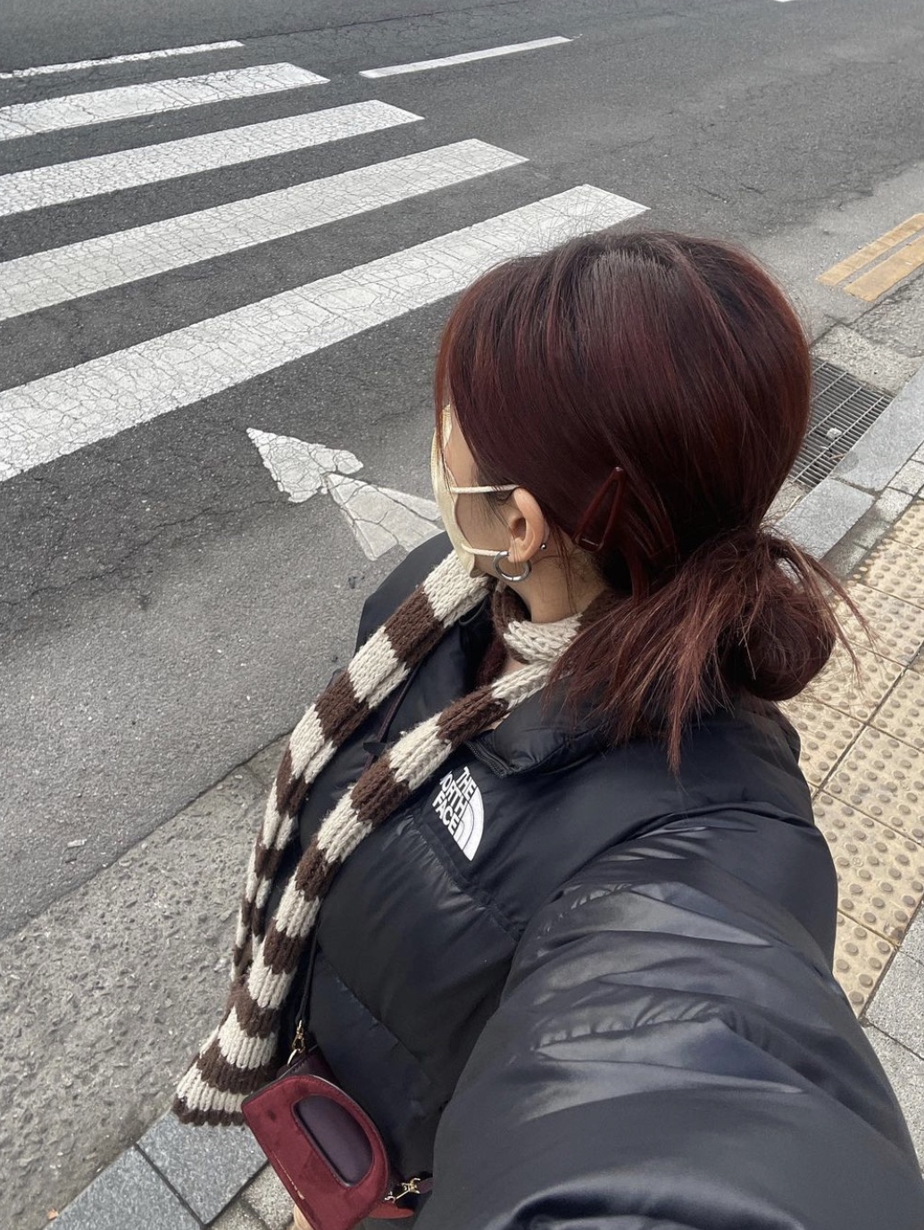 Open Yy Stripe Pocket Scarf Brown Beige, Open Yy Stripe Pocket Scarf Black Ivory 착용 스타일