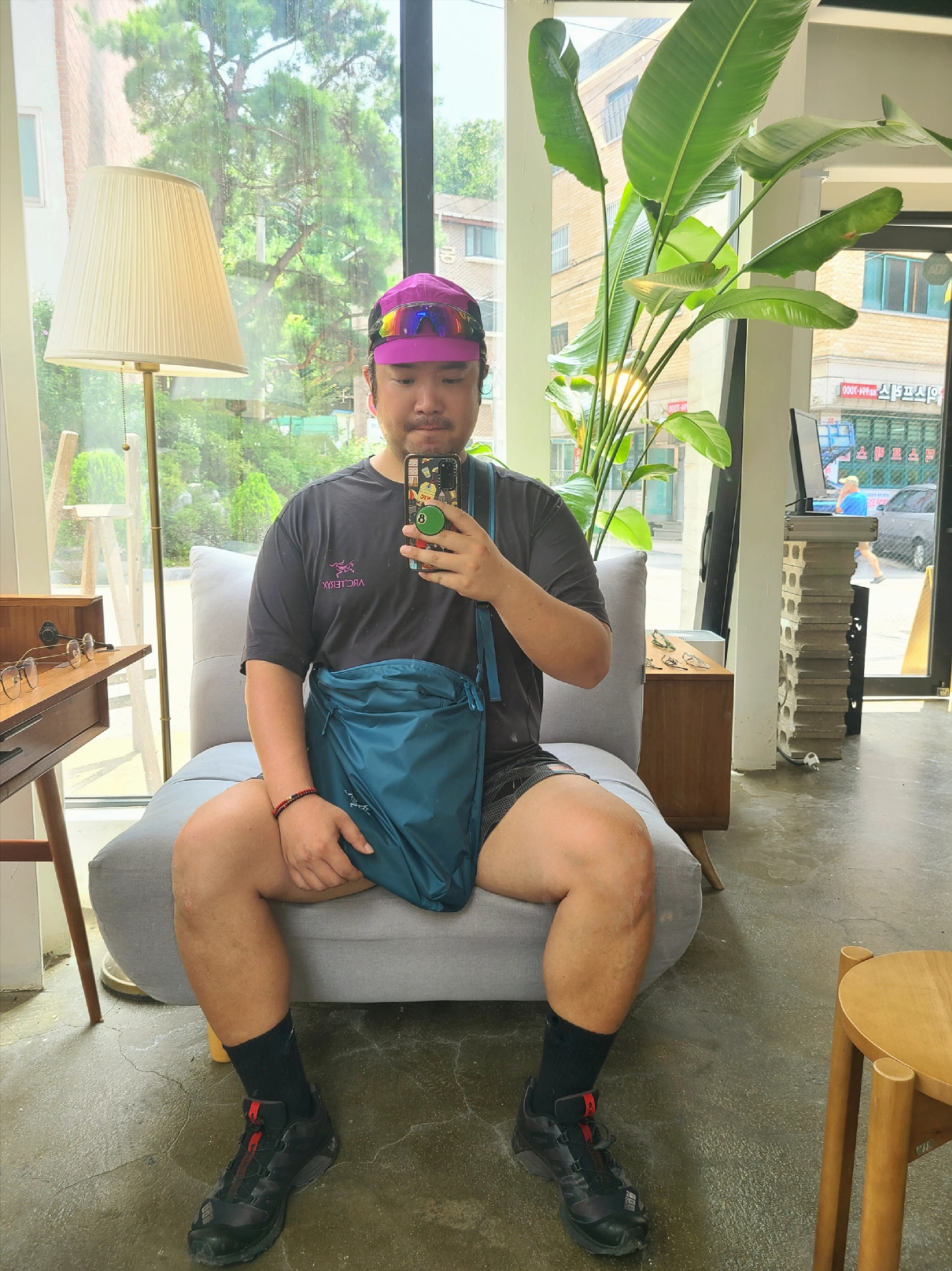 Arc'teryx Motus Arcword Crew SS T-Shirt Groovie Black Heather, Salomon x Slam Jam XT-4 Black Magnet Goji Berry 착용 스타일 - 5
