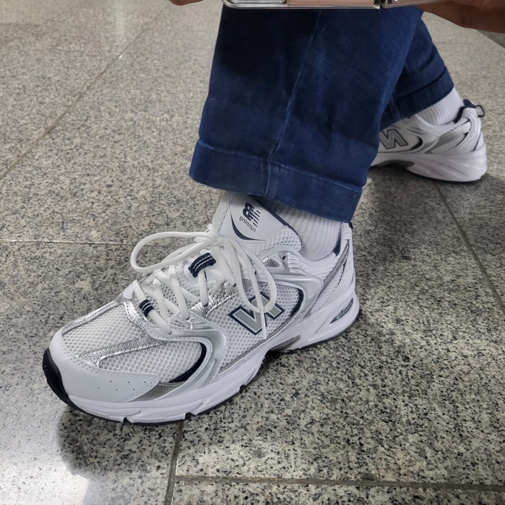 New Balance 530 White 착용 스타일 - 2