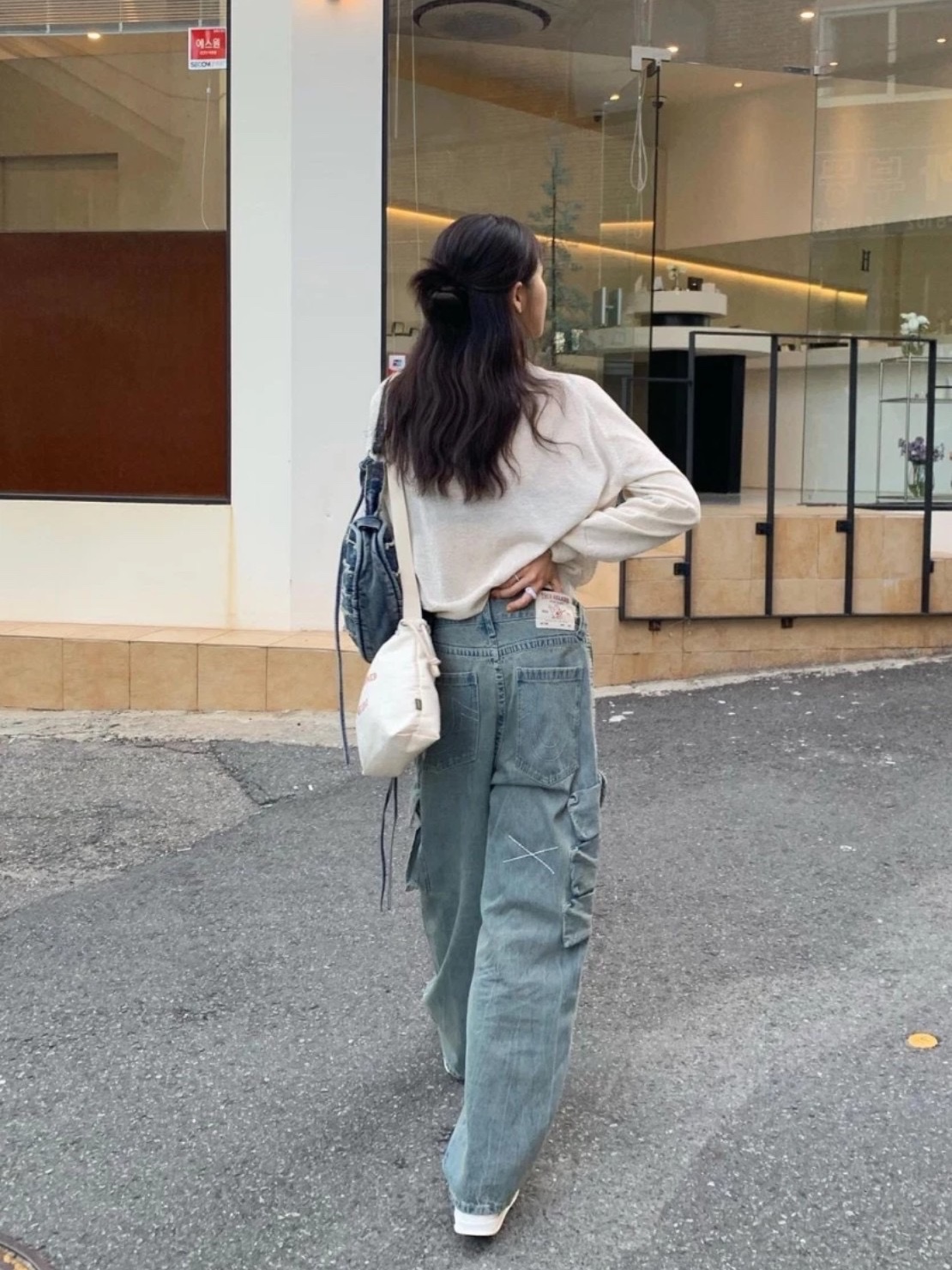True Religion Classic Cargo Pants Light Indigo 착용 스타일
