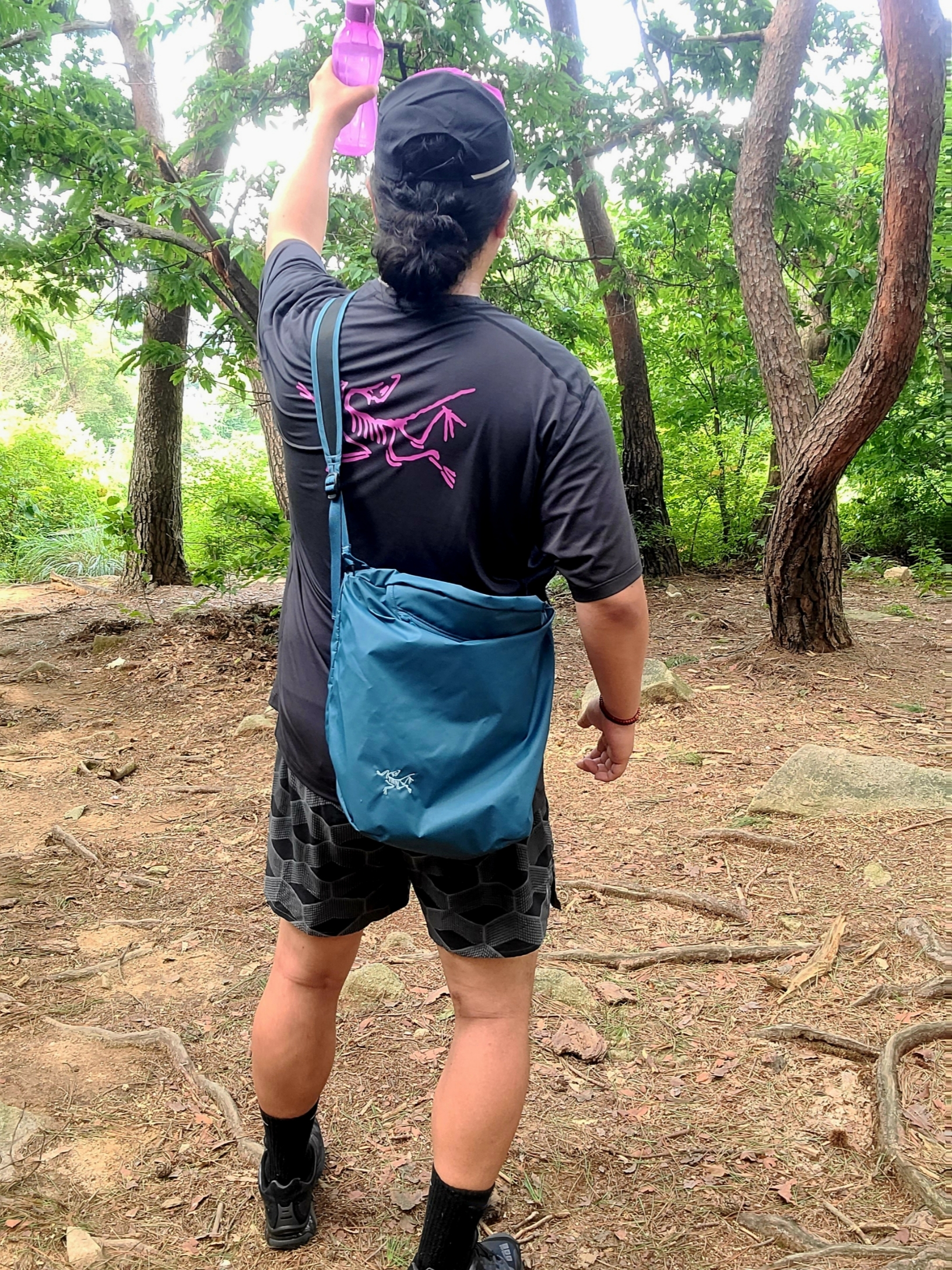 Arc'teryx Motus Arcword Crew SS T-Shirt Groovie Black Heather, Salomon x Slam Jam XT-4 Black Magnet Goji Berry 착용 스타일 - 3