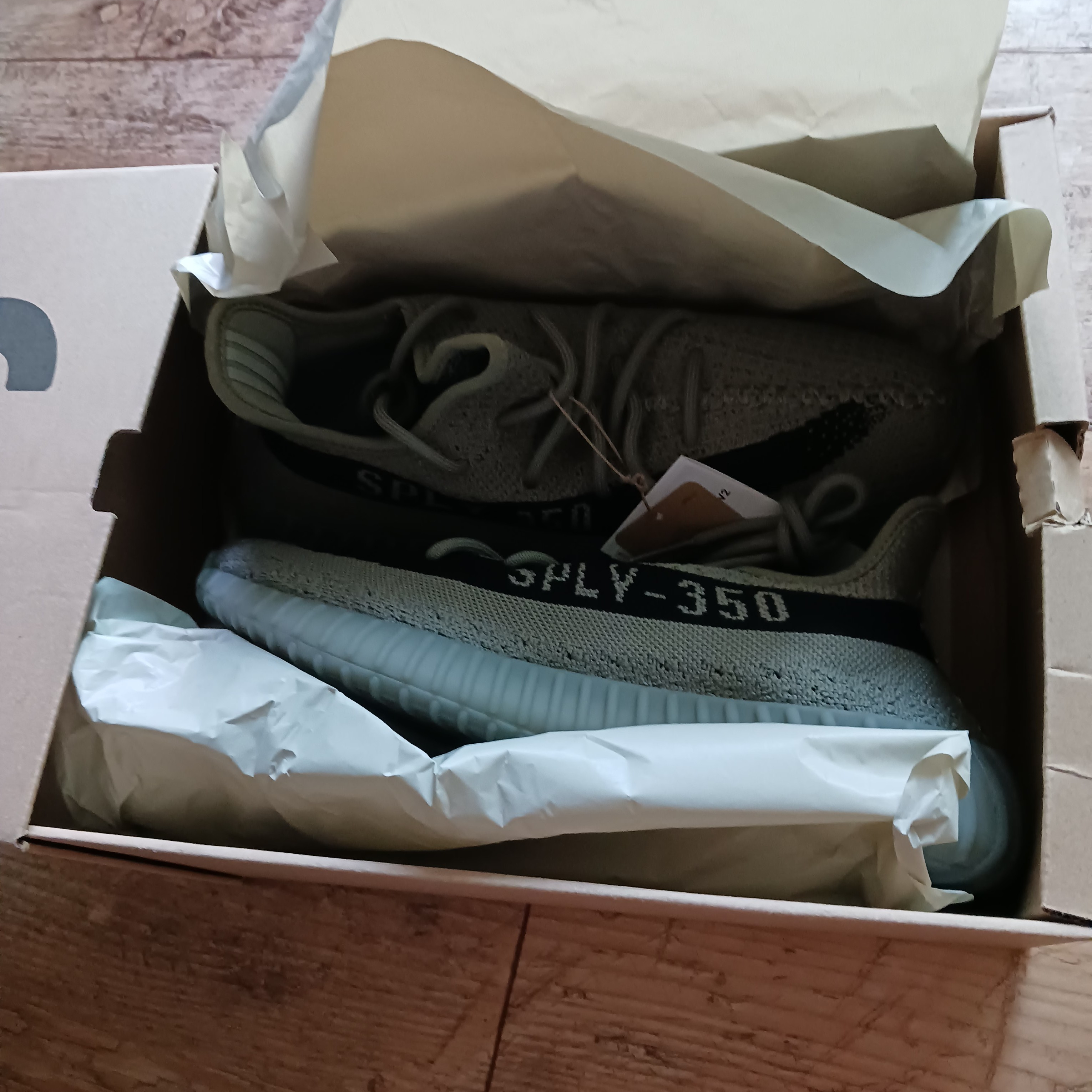 Adidas Yeezy Boost 350 V2 Granite Core Black 착용 스타일