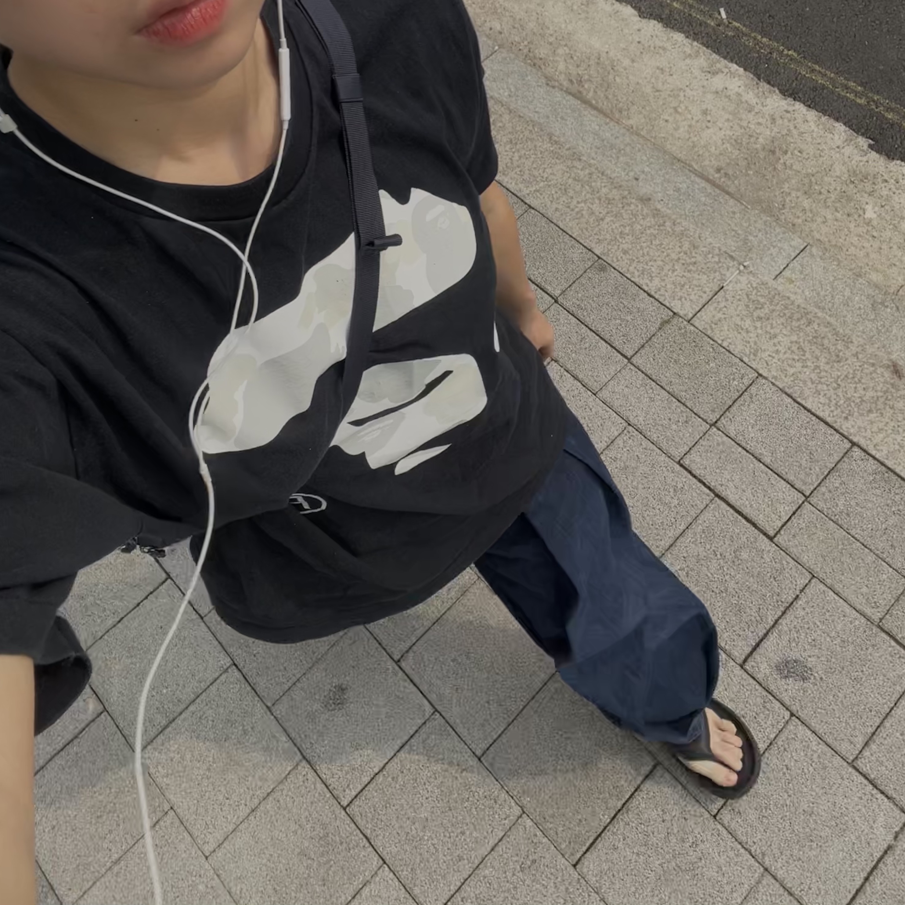 Zara x Ader Error Wide Leg Jeans Blue, Taw&Toe x Low Classic Platform Flip Flop Black 착용 스타일 - 1