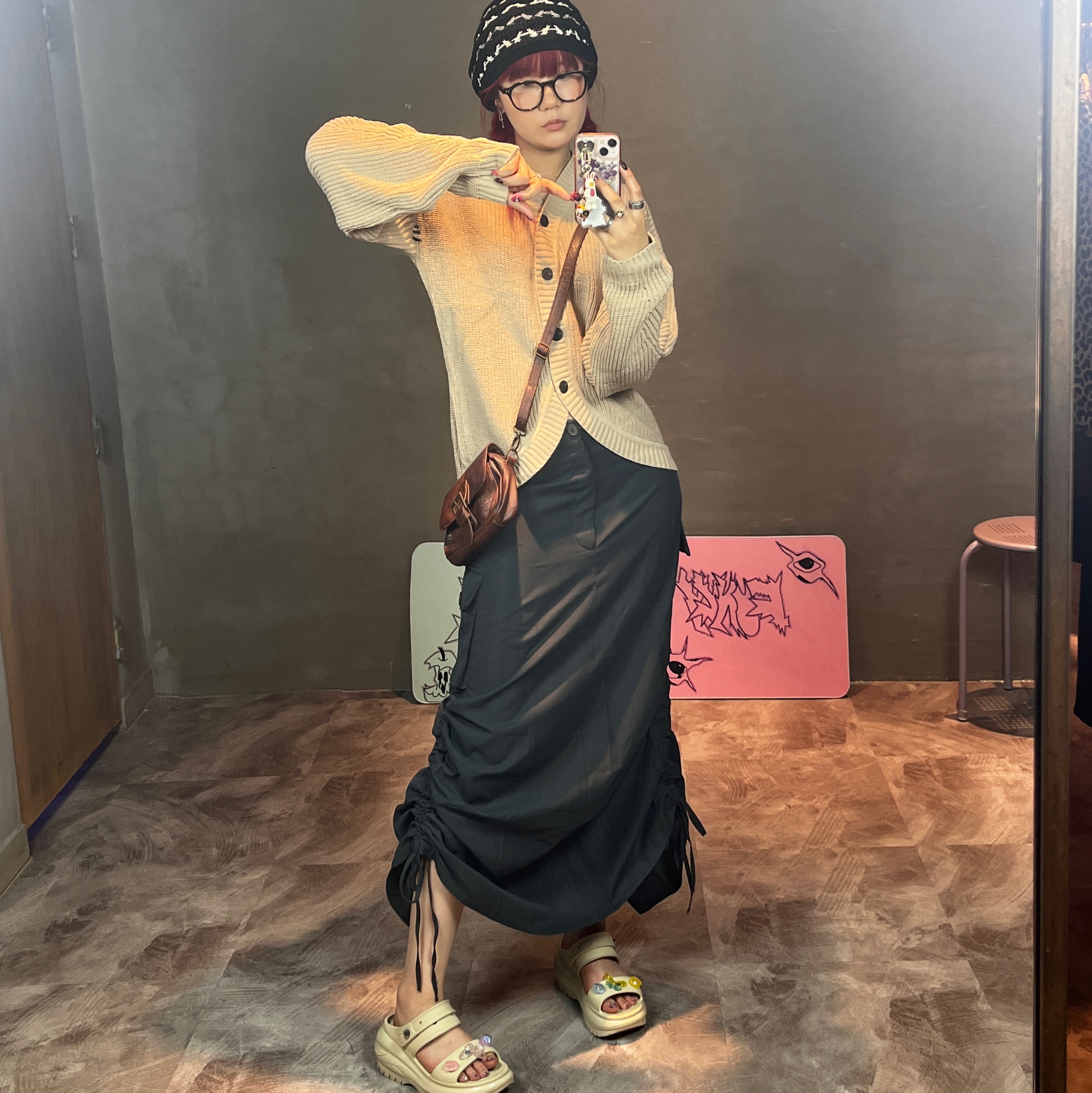 (W) Crocs Classic Mega Crush Clog Bone 착용 스타일 - 1
