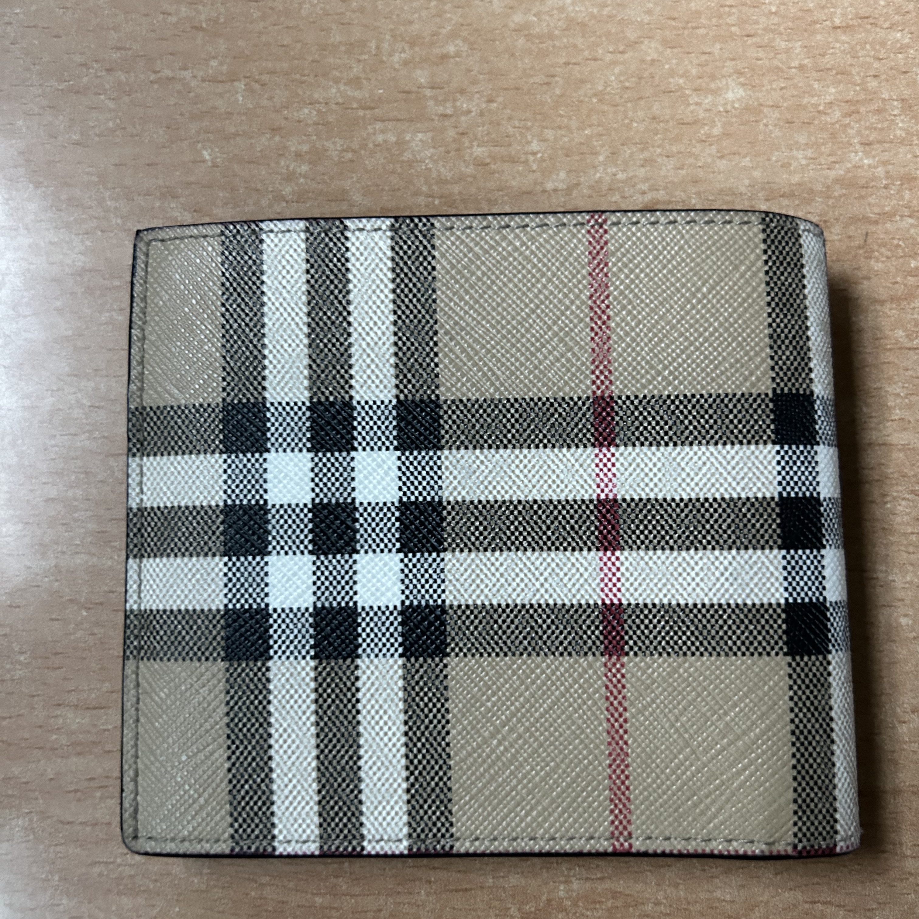 Burberry Vintage Check Bifold Wallet Archive Beige 착용 스타일 - 1