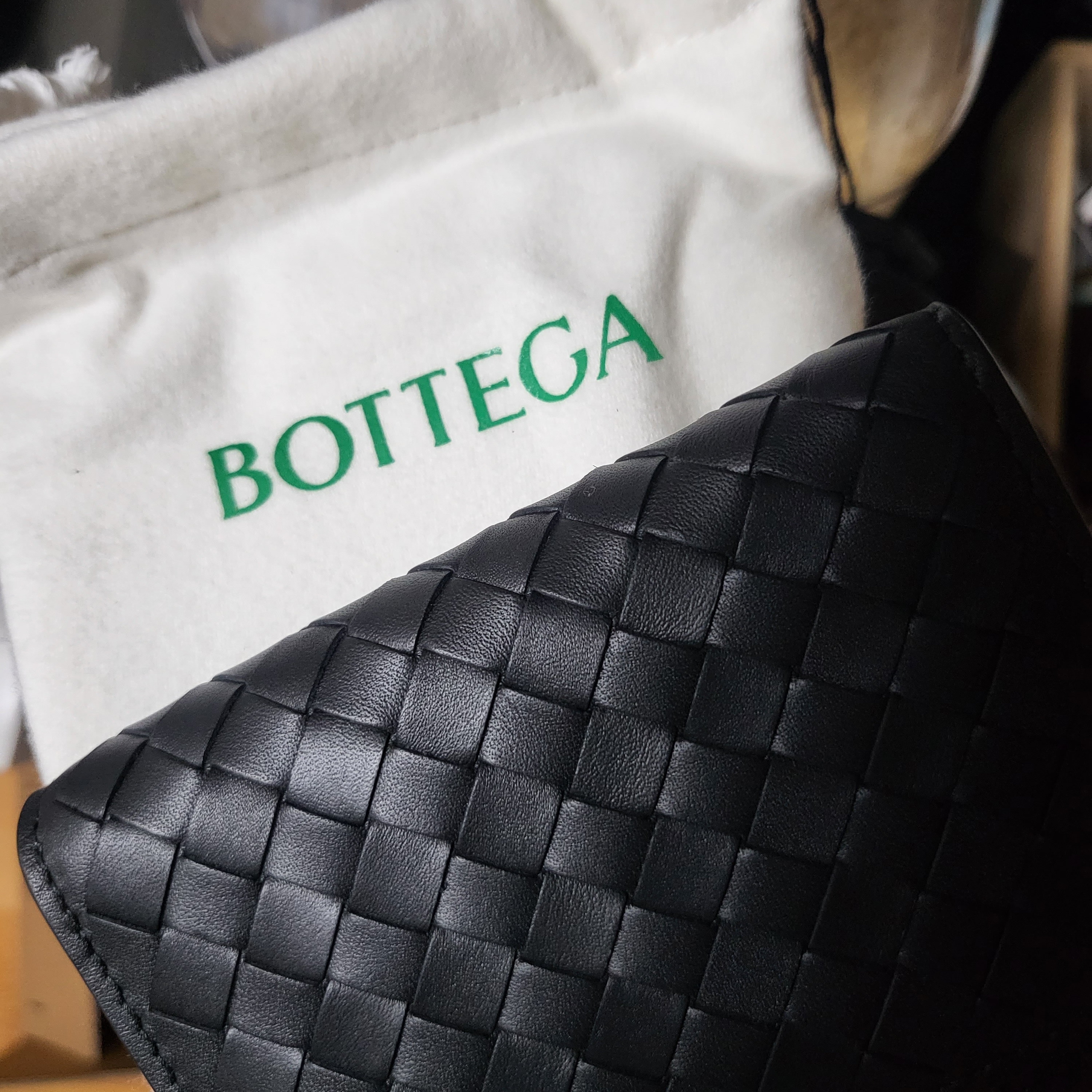 Bottega Veneta Flap Card Case Black 착용 스타일 - 2