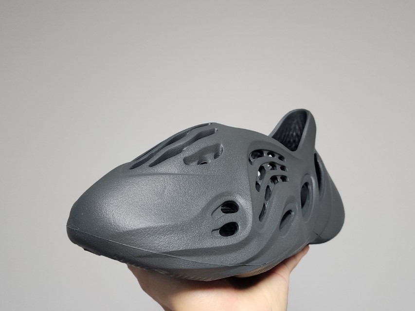 Adidas Yeezy Foam RNNR Carbon 착용 스타일