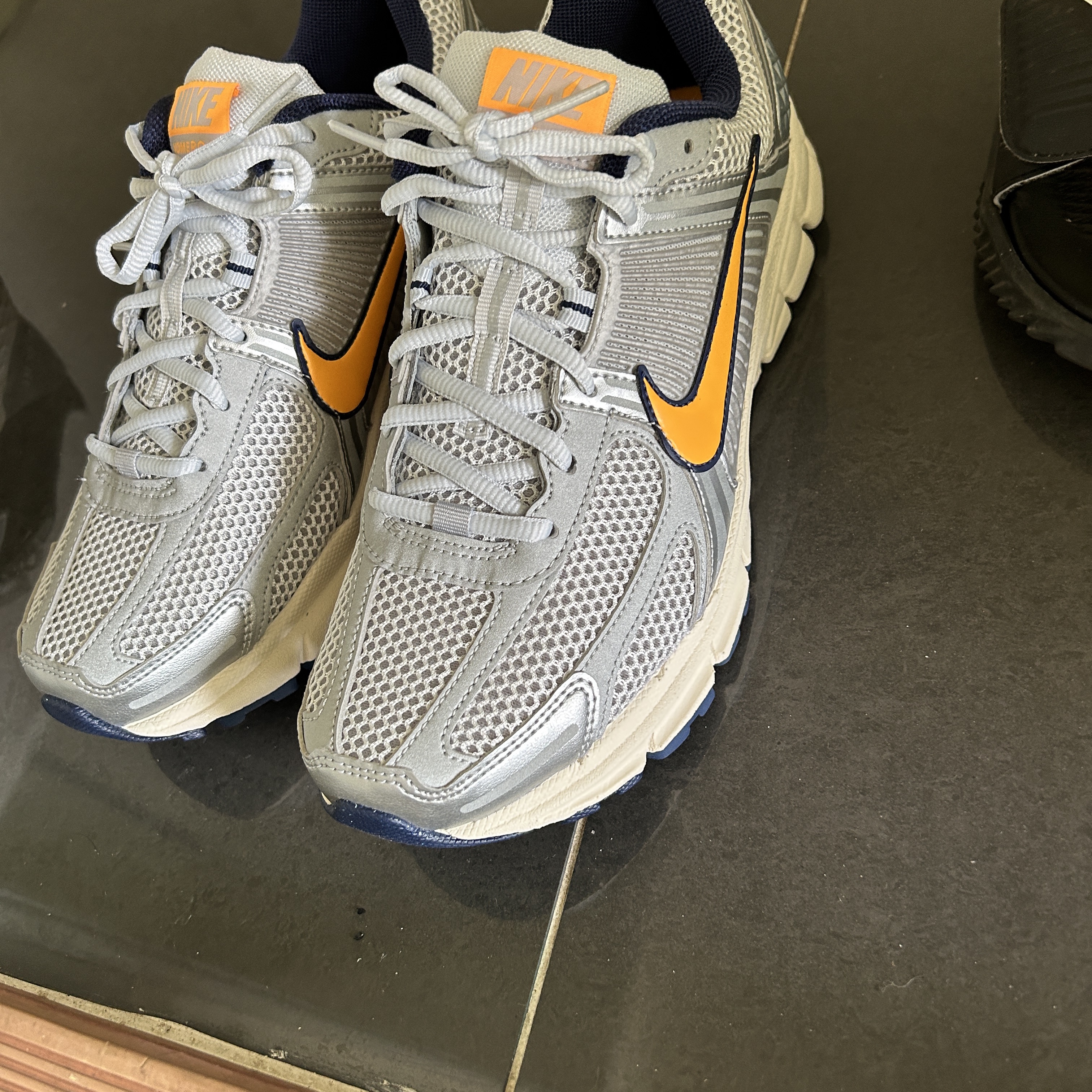 Nike Zoom Vomero 5 Pure Platinum and Laser Orange 착용 스타일