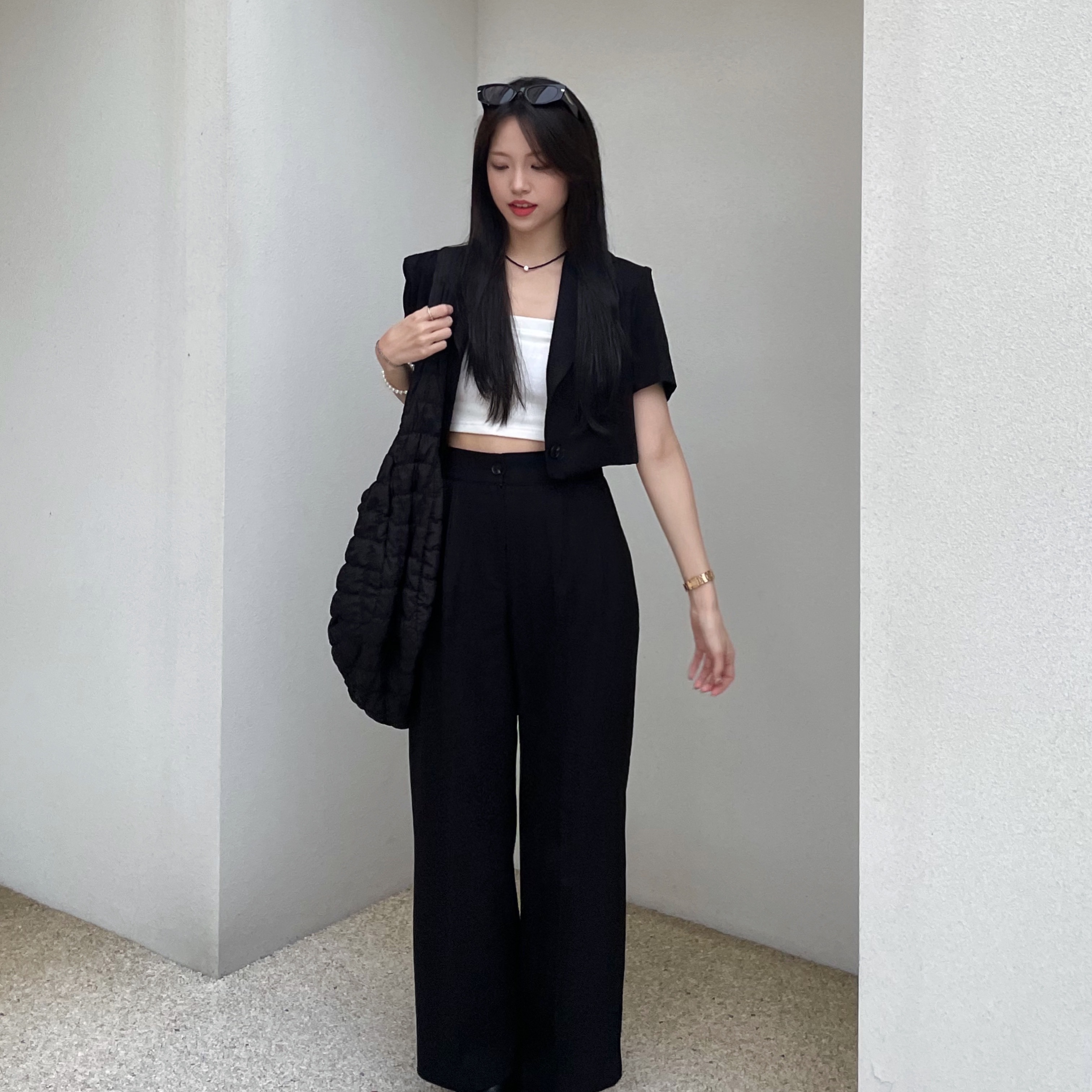 COS Quilted Oversized Shoulder Bag Black 착용 스타일 - 2
