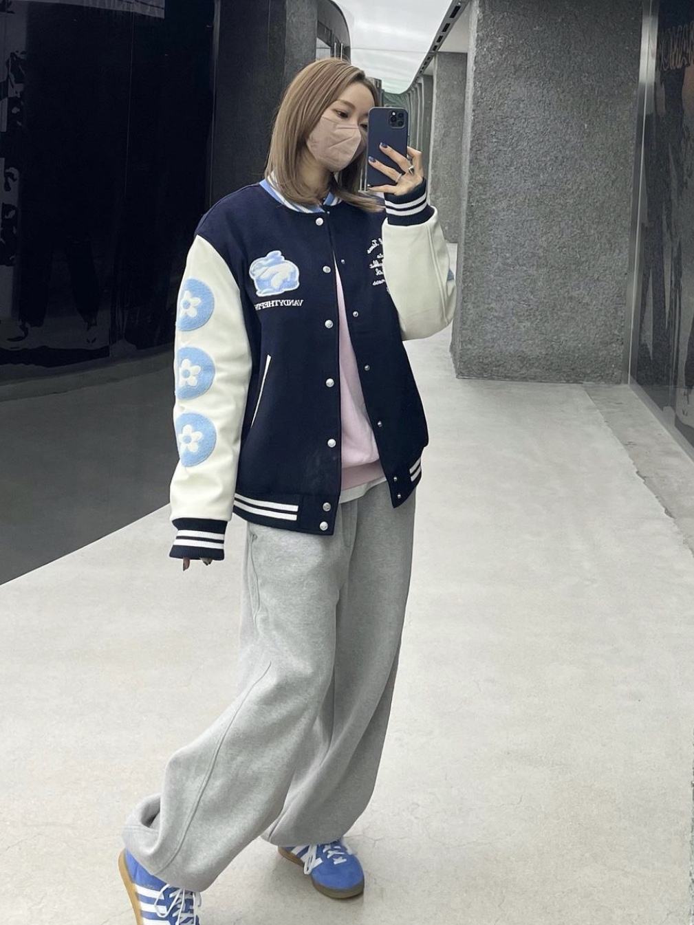 Vandy The Pink Rabbit Varsity Jacket, Vandy The Pink Year Of Rabbit Varsity Jacket Black 착용 스타일
