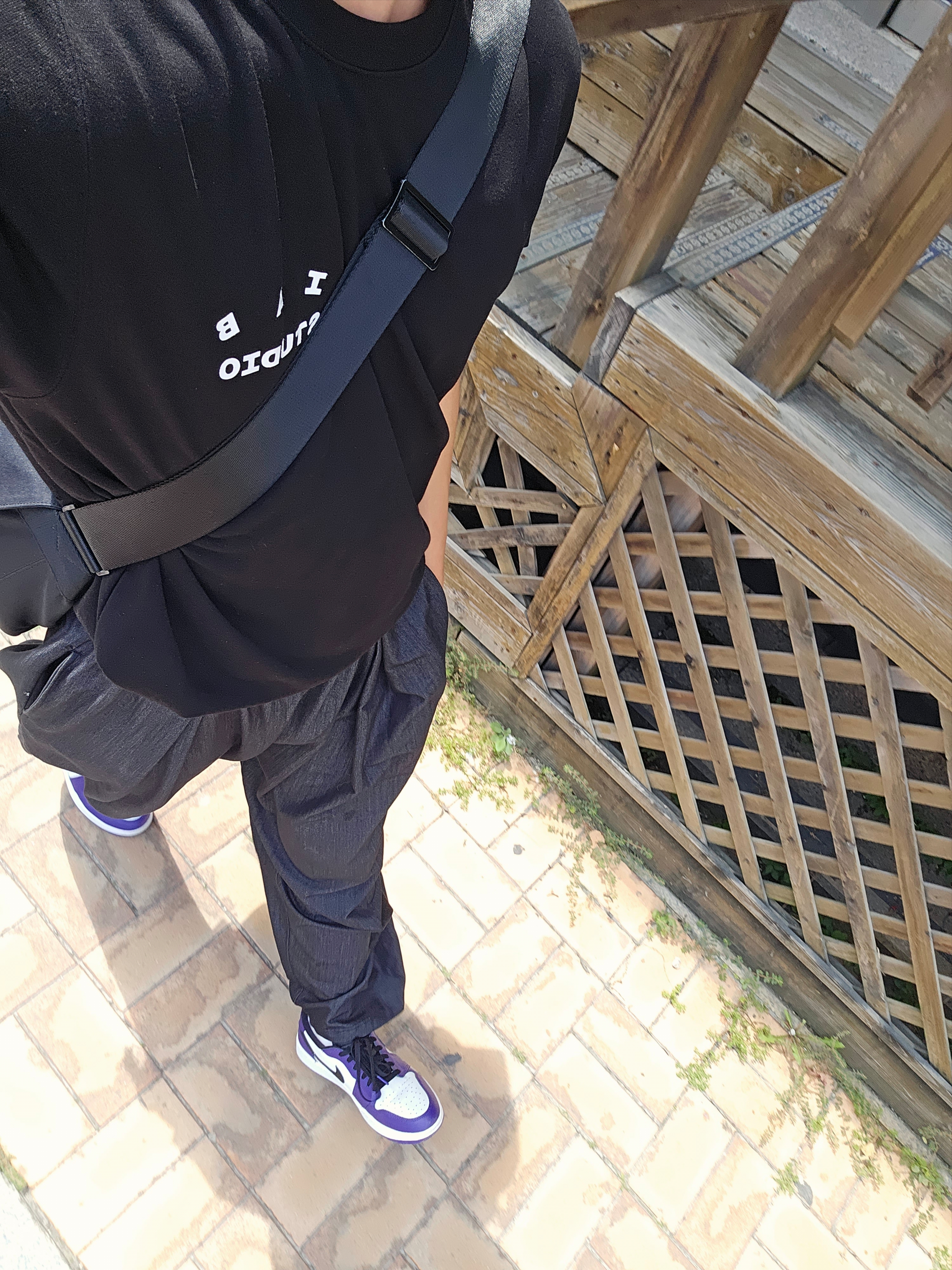 Jordan 1 Low Golf Court Purple, IAB Studio 10th Anniversary T-Shirt Black 착용 스타일