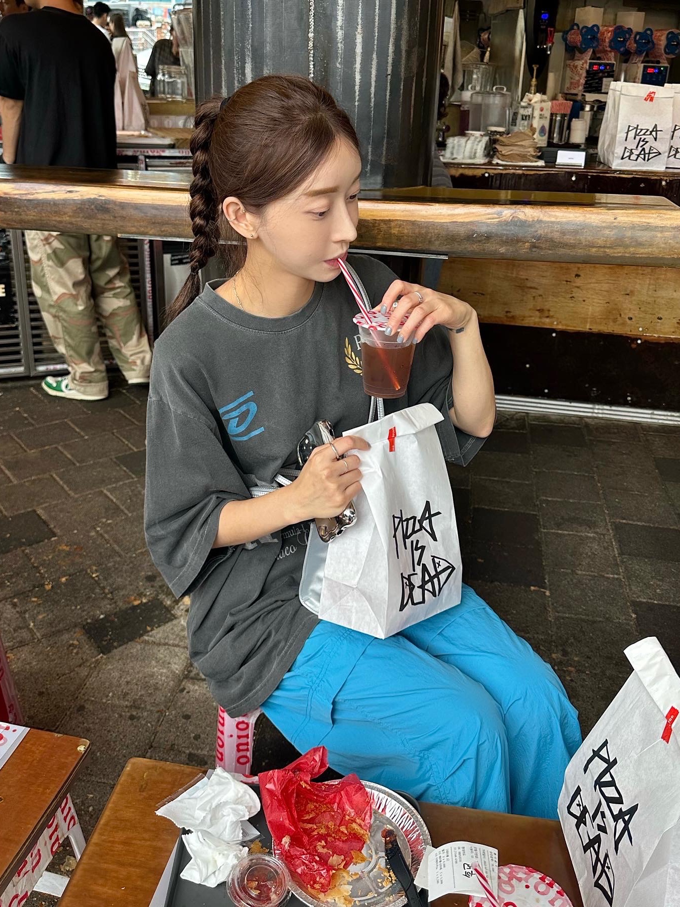 (W) Crocs Classic Platform Clog Black, Telfar Small Shopping Bag Silver 착용 스타일 - 5