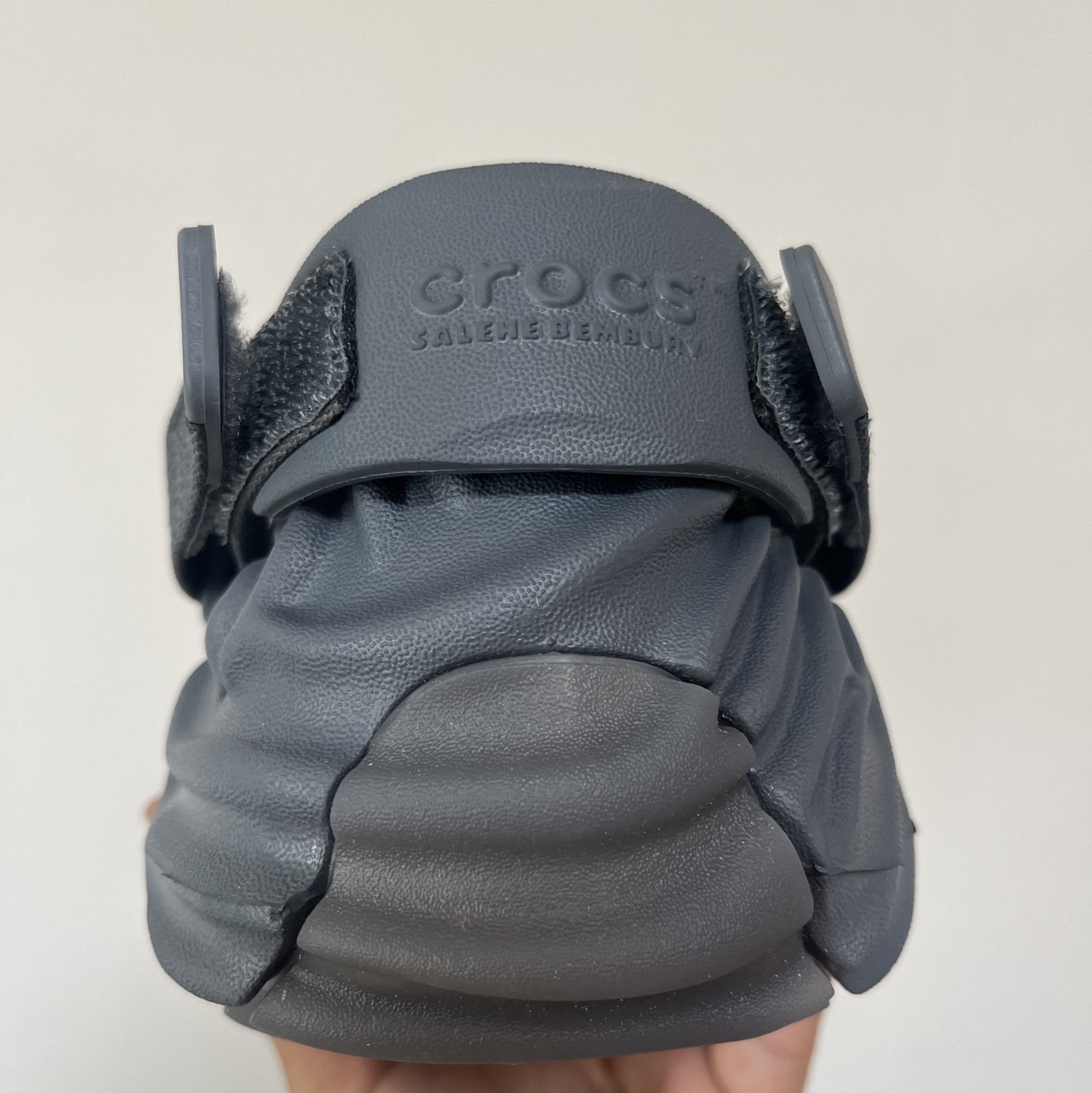 Crocs x Salehe Bembury Pollex Clog Niagara 착용 스타일 - 3