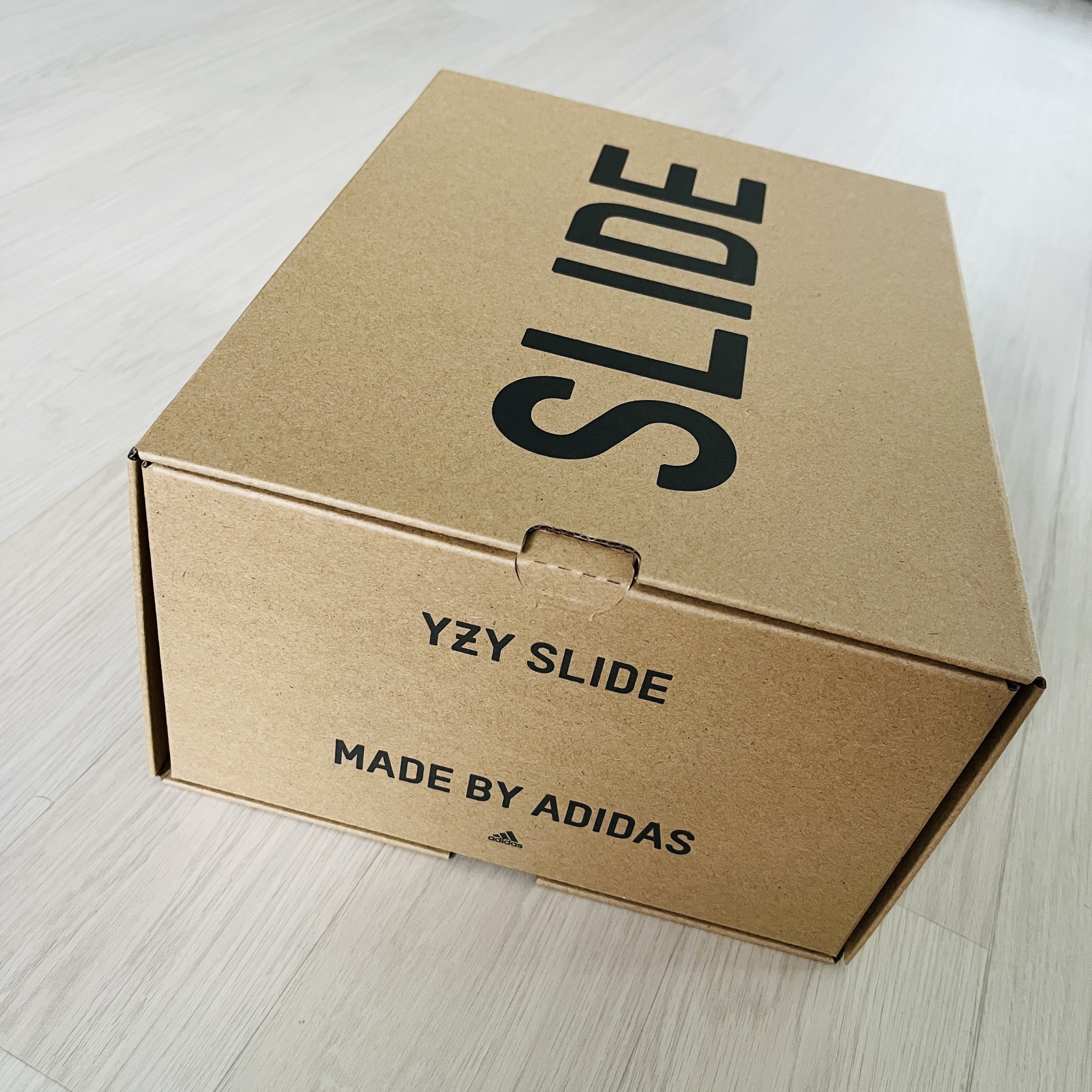 Adidas Yeezy Slide Slate Marine 착용 스타일 - 3