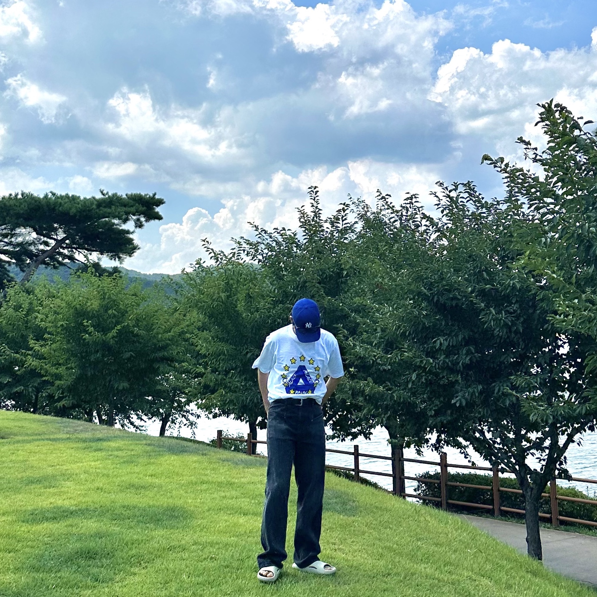 Palace Missing EU T-Shirt White - 23SS 착용 스타일