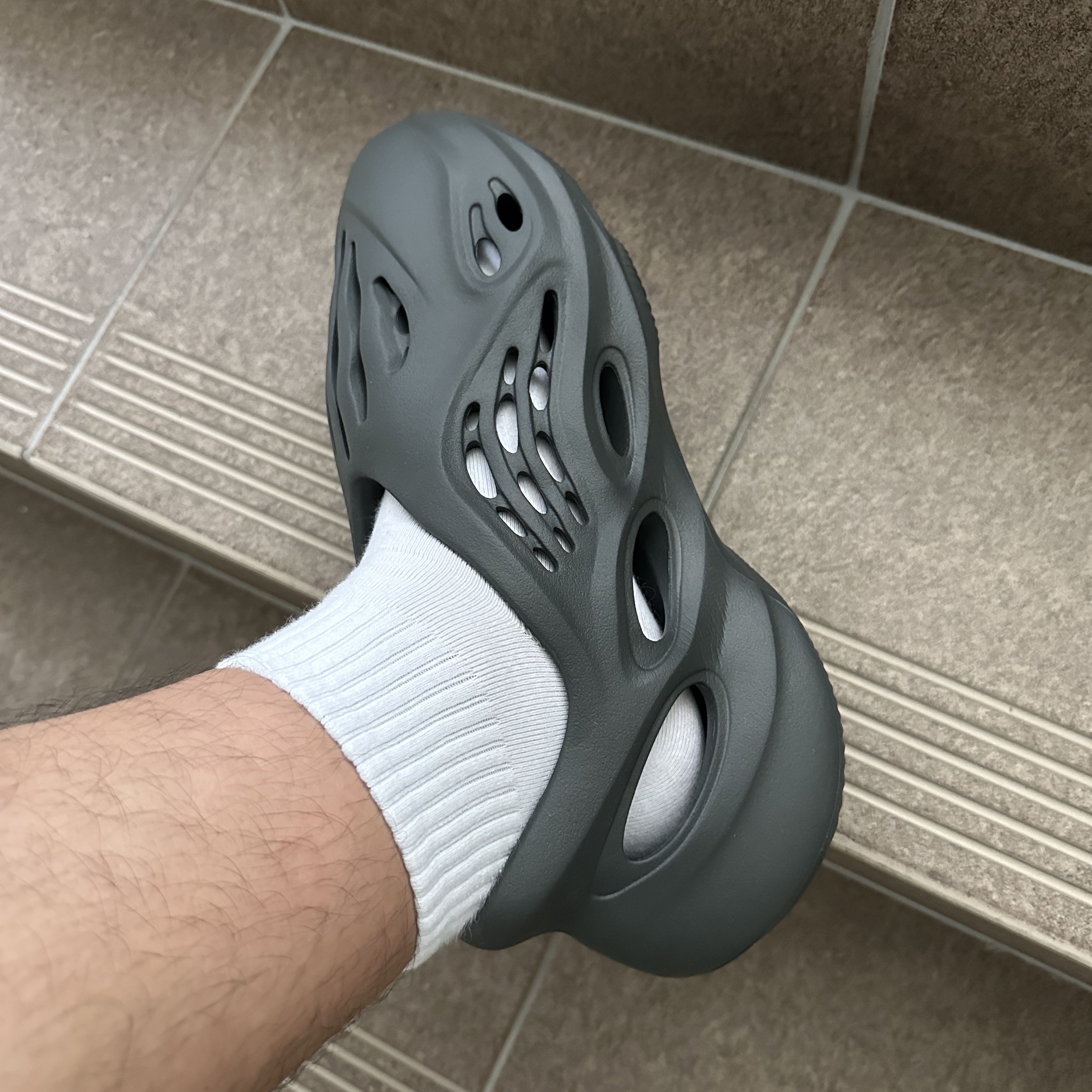 Adidas Yeezy Foam RNNR Carbon 착용 스타일