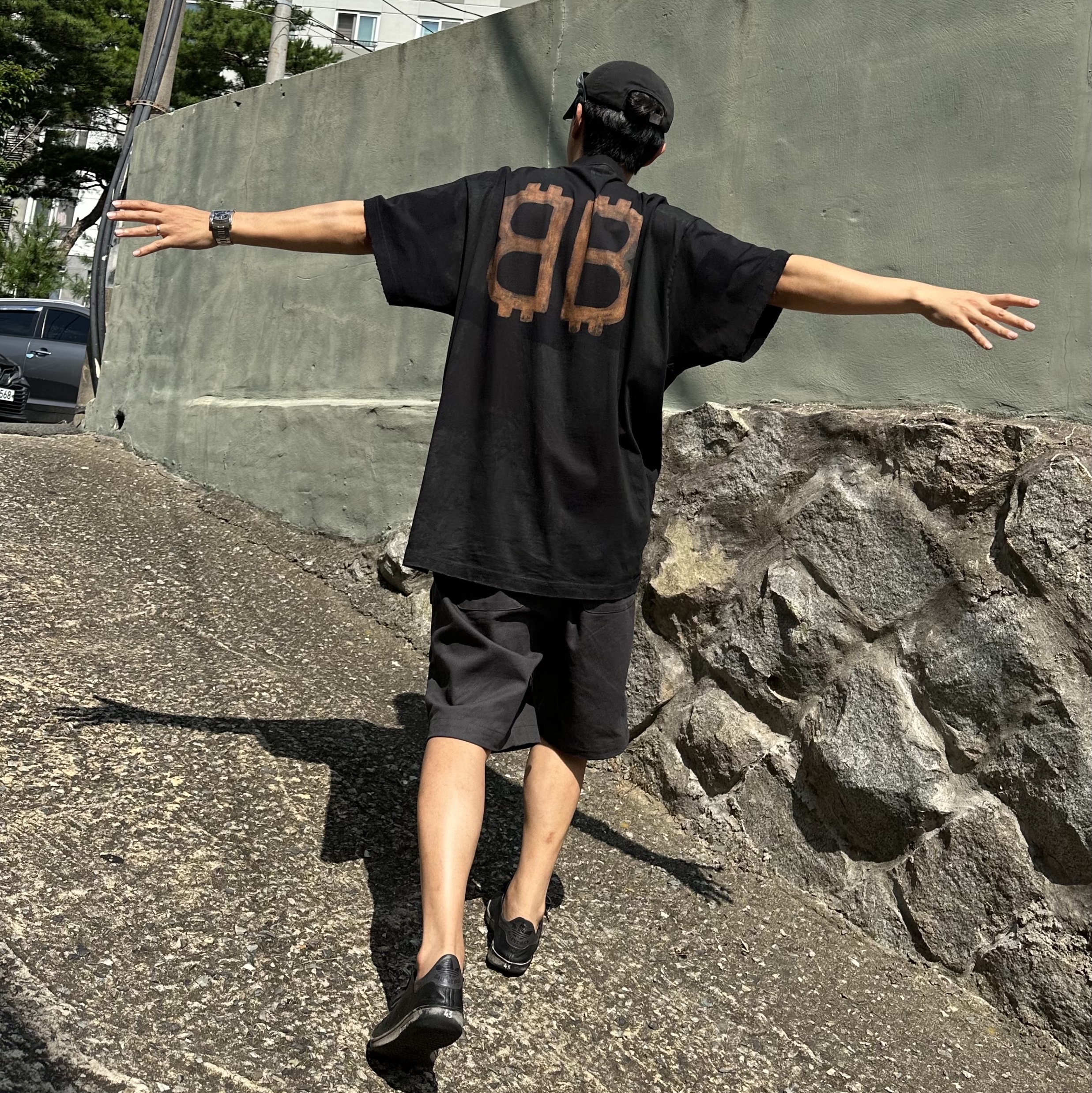 Balenciaga Oversized Crypto T-Shirt Faded Black, Balenciaga Swift Oval Sunglasses Black 착용 스타일 - 4