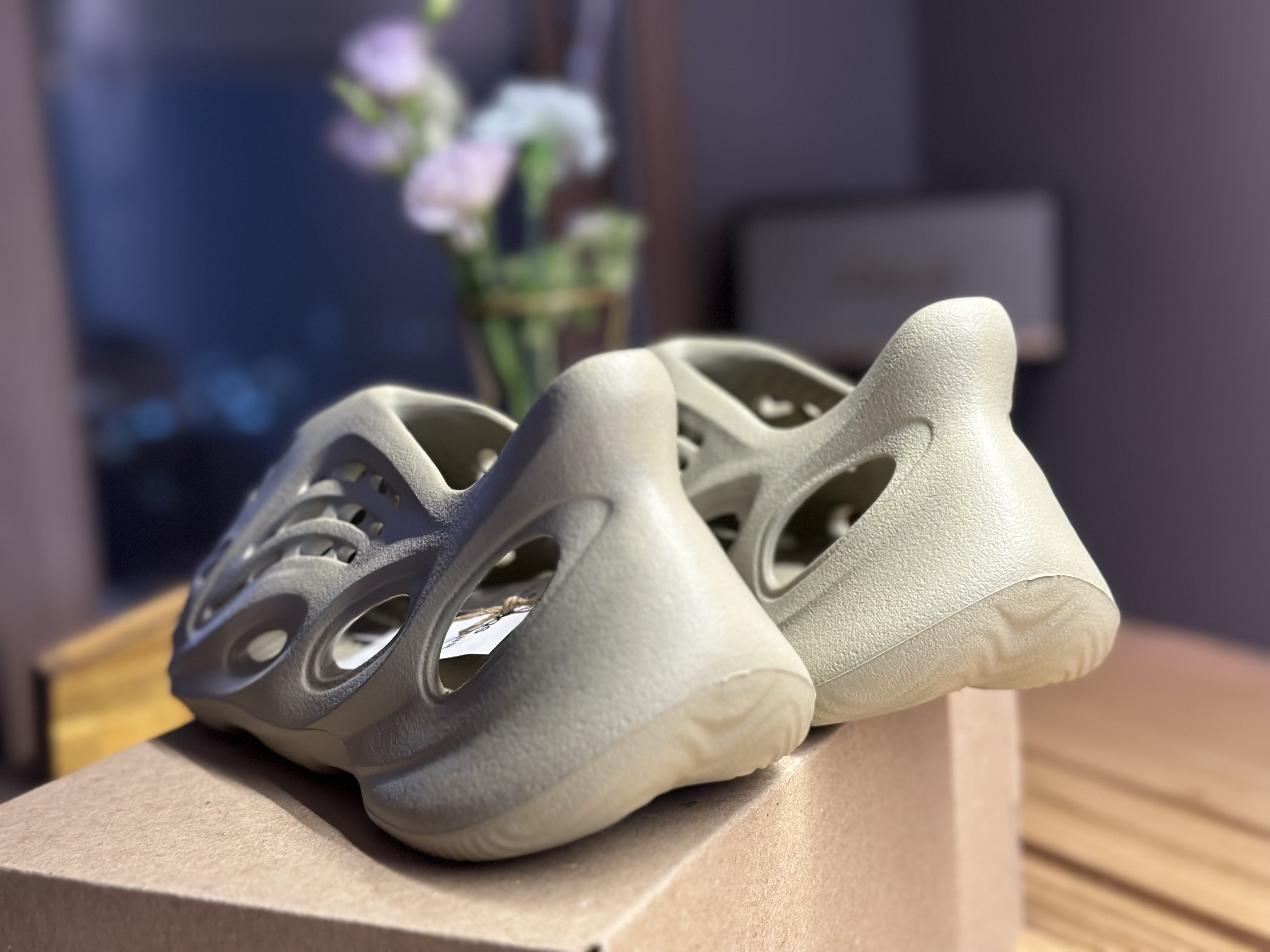 Adidas Yeezy Foam RNNR Stone Salt 착용 스타일 - 5
