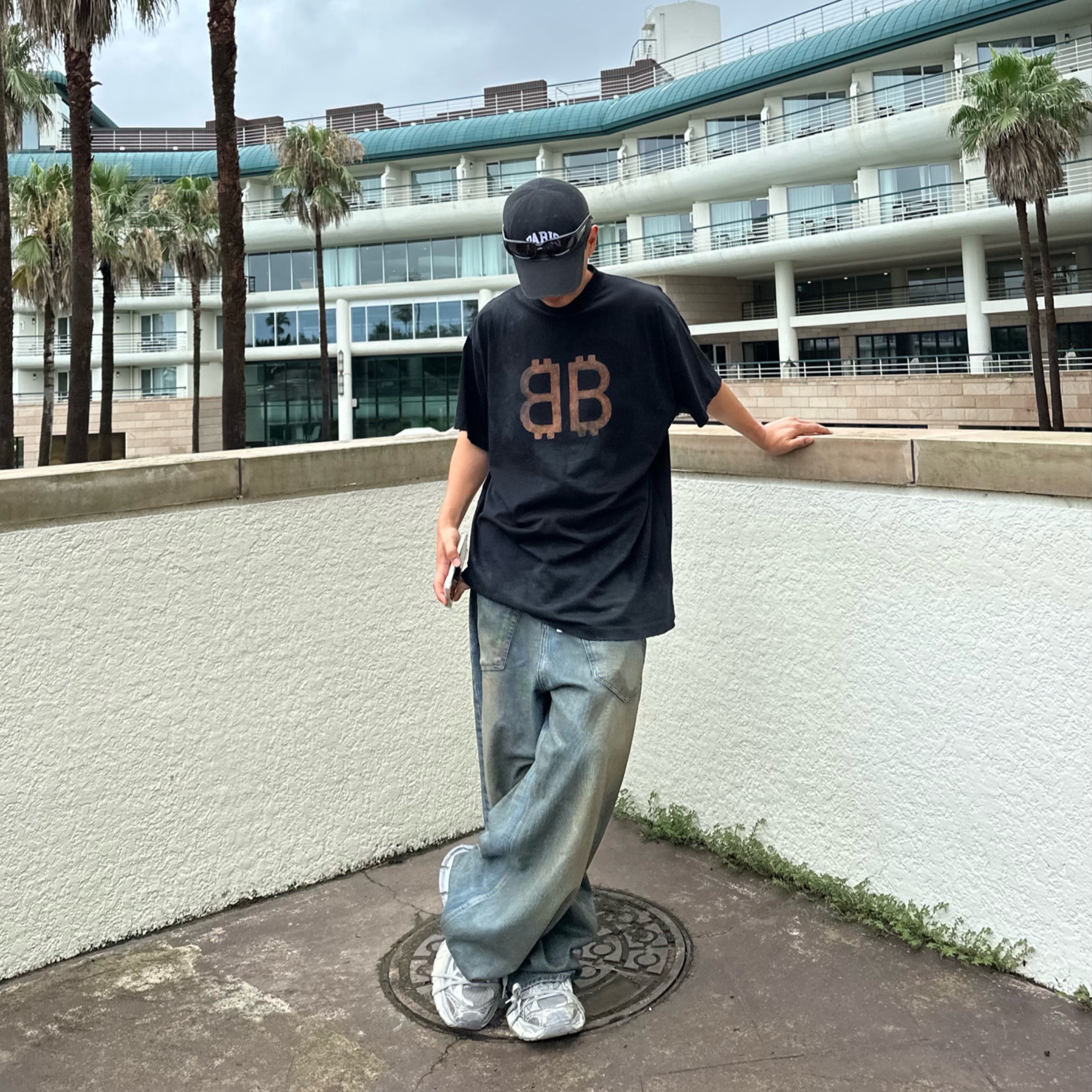 Balenciaga Oversized Crypto T-Shirt Faded Black, Balenciaga Swift Oval Sunglasses Black 착용 스타일 - 1