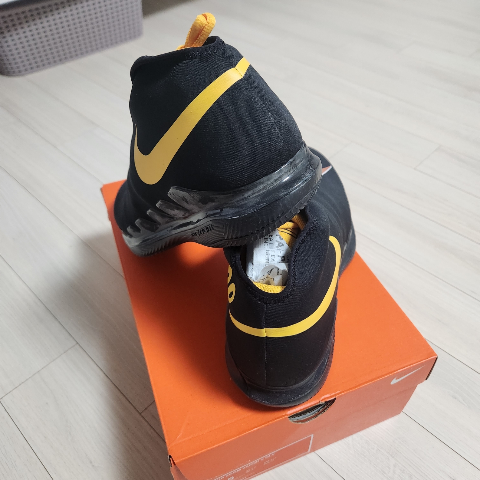 Nike Air Zoom Vapor X Glove Black University Gold 착용 스타일 - 2