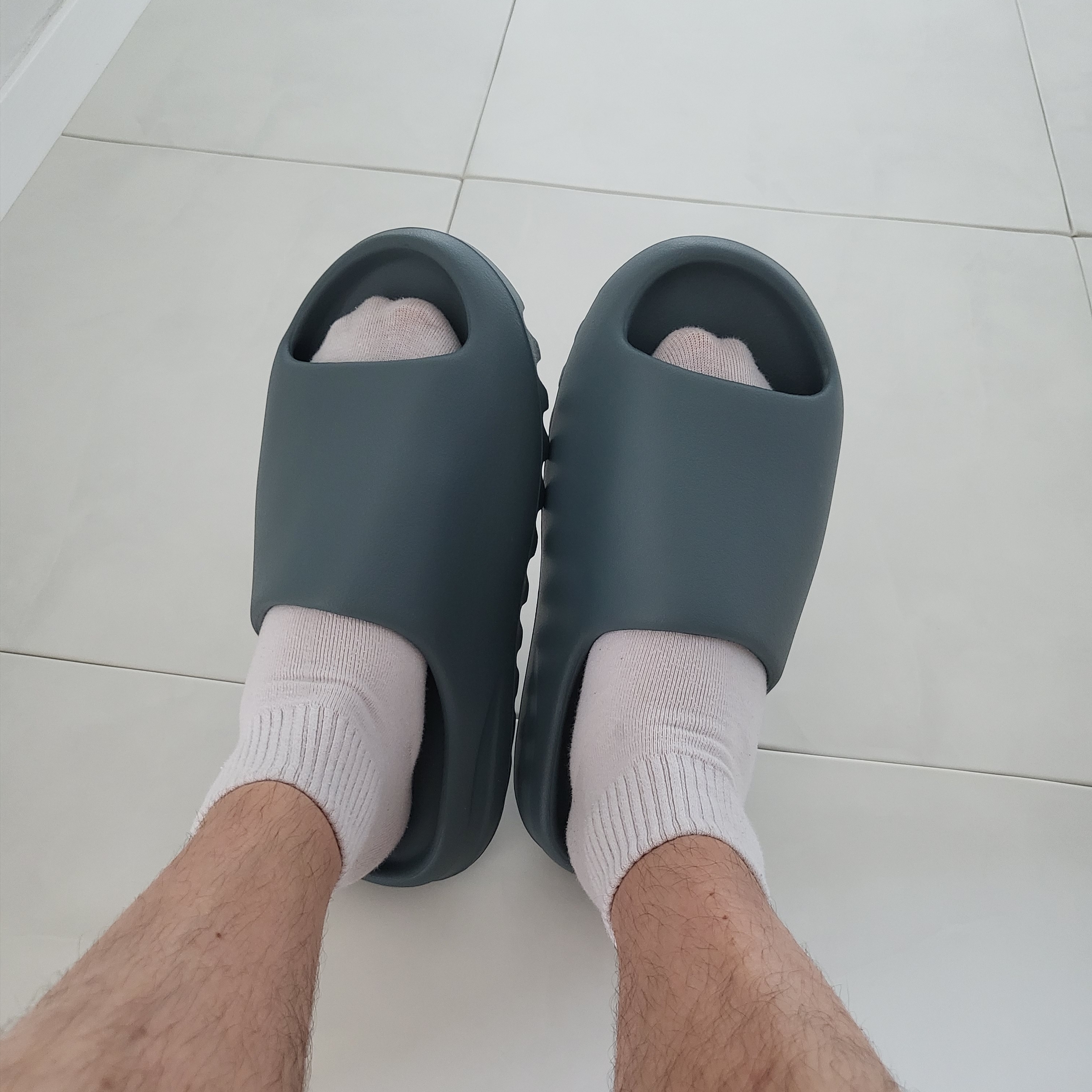 Adidas Yeezy Slide Slate Marine 착용 스타일