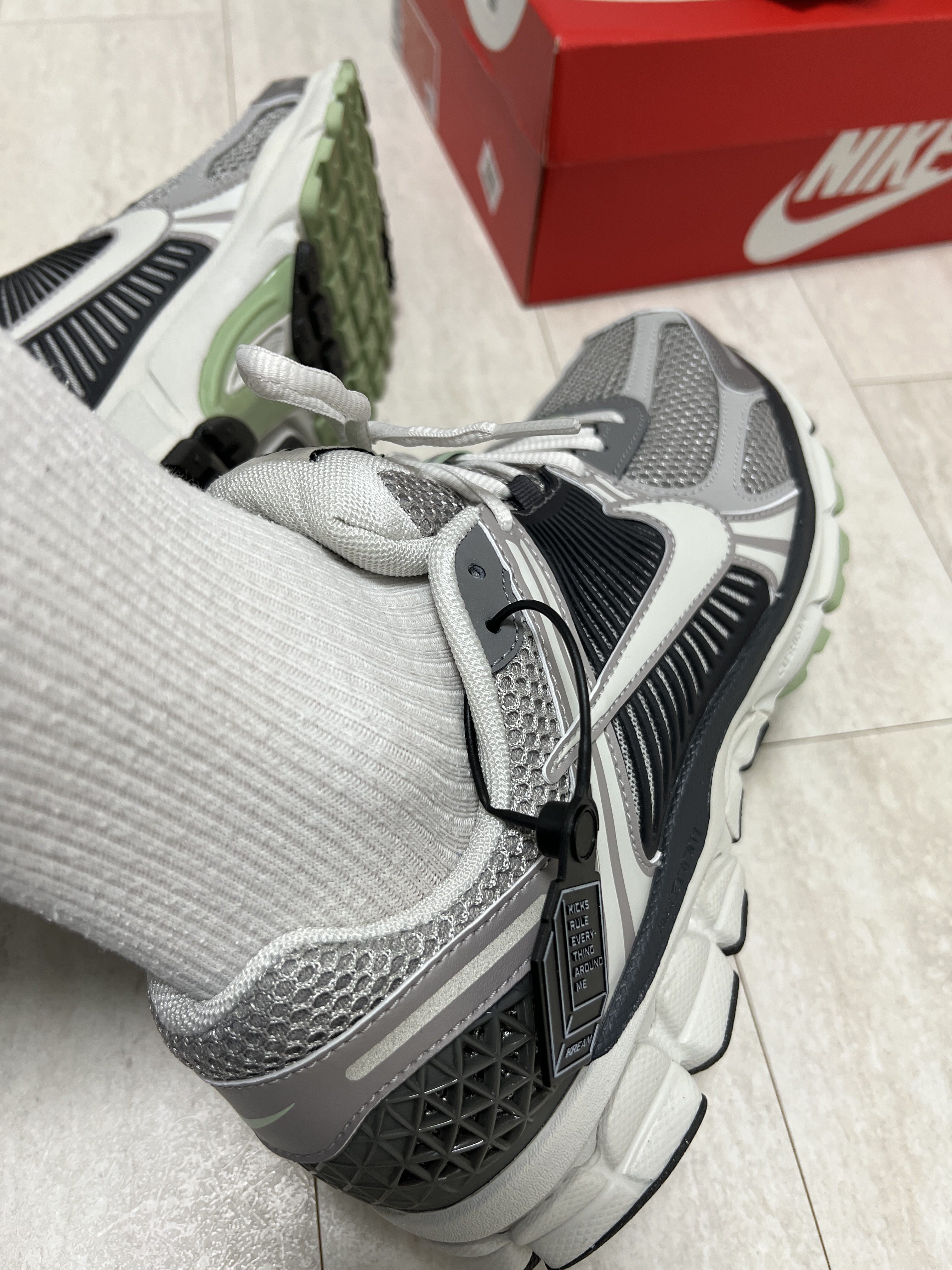 (W) Nike Zoom Vomero 5 Cobblestone and Flat Pewter 착용 스타일 - 2