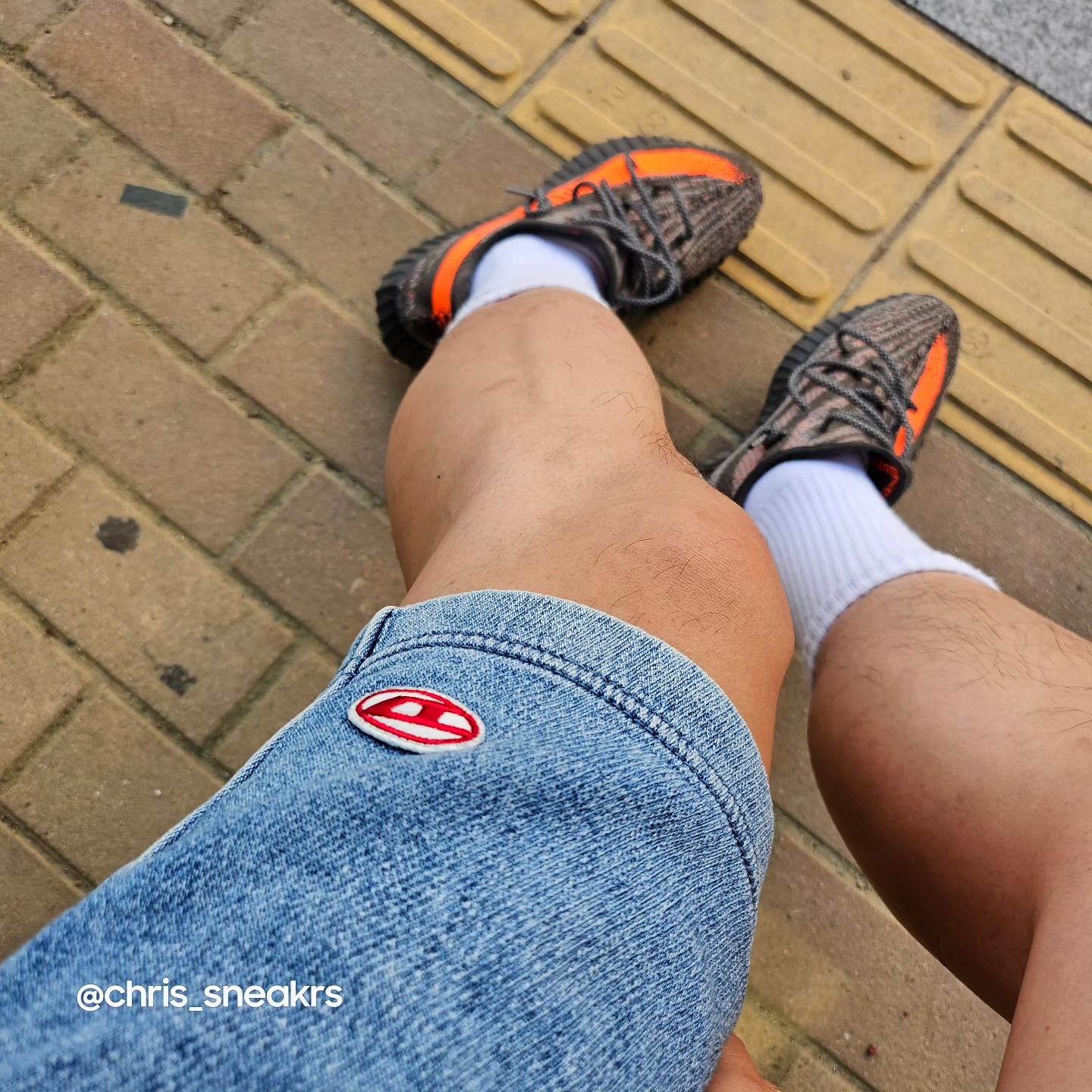 Supreme Washed Chino Twill Camp Cap Zebra - 22FW, Adidas Yeezy Boost 350 V2 Carbon Beluga 착용 스타일 - 3