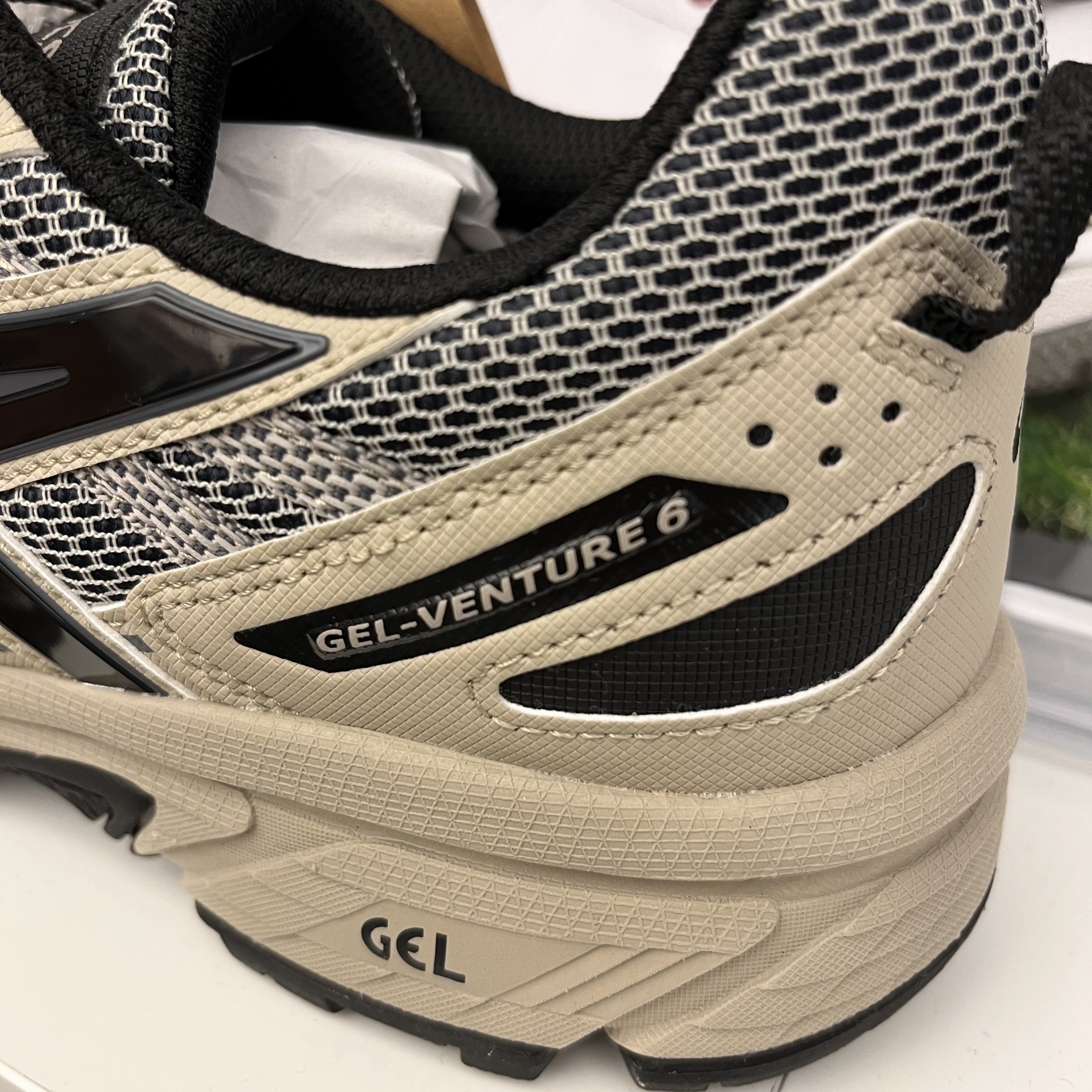 Asics Gel-Venture 6 Feather Grey Black 착용 스타일 - 2