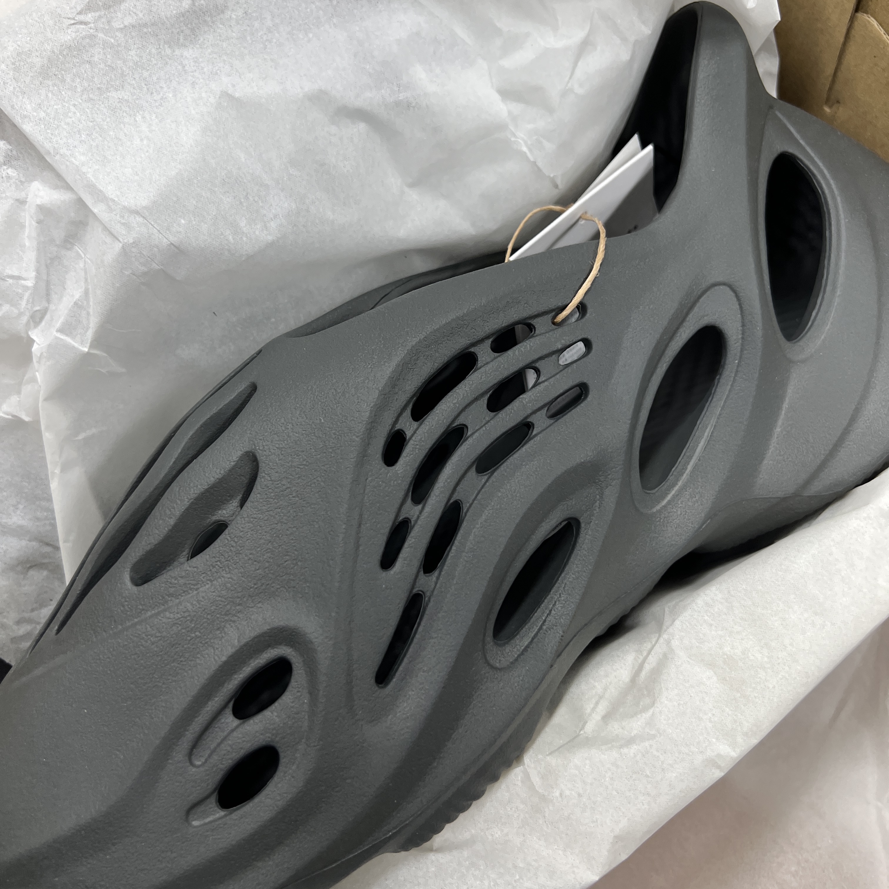 Adidas Yeezy Foam RNNR Carbon 착용 스타일 - 1