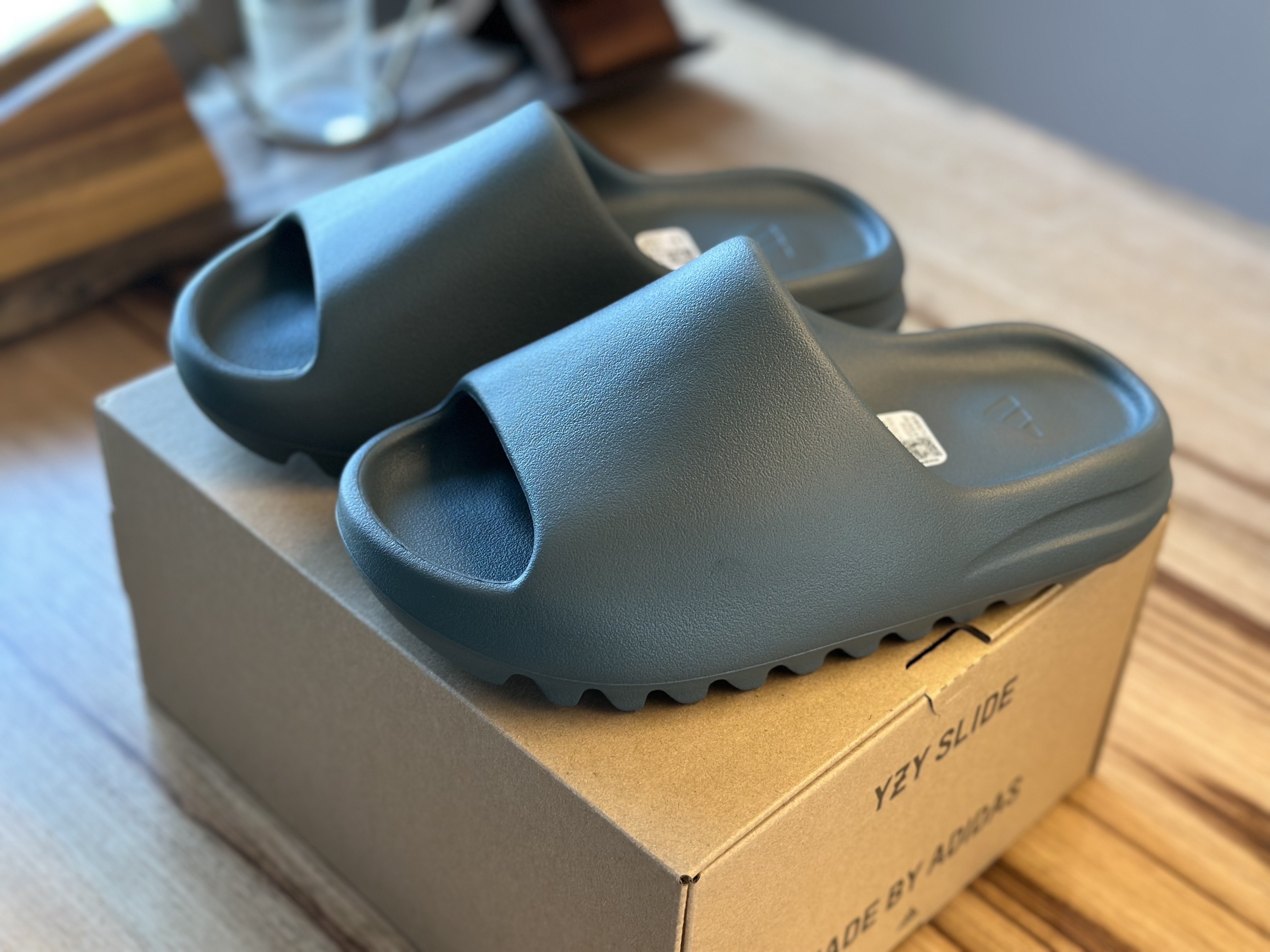 Adidas Yeezy Slide Slate Marine 착용 스타일 - 2
