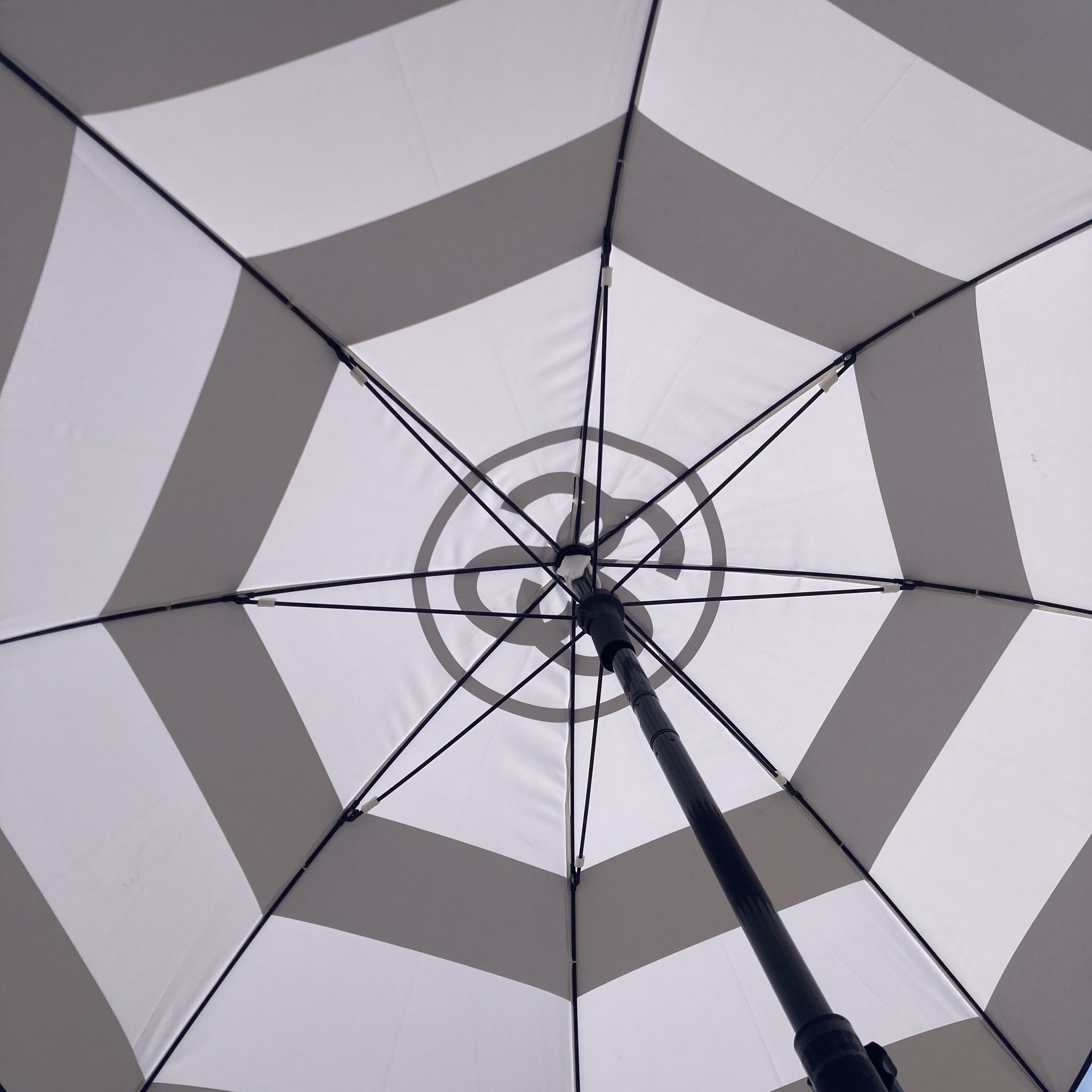 Stussy Beach Umbrella Black White 착용 스타일 - 2