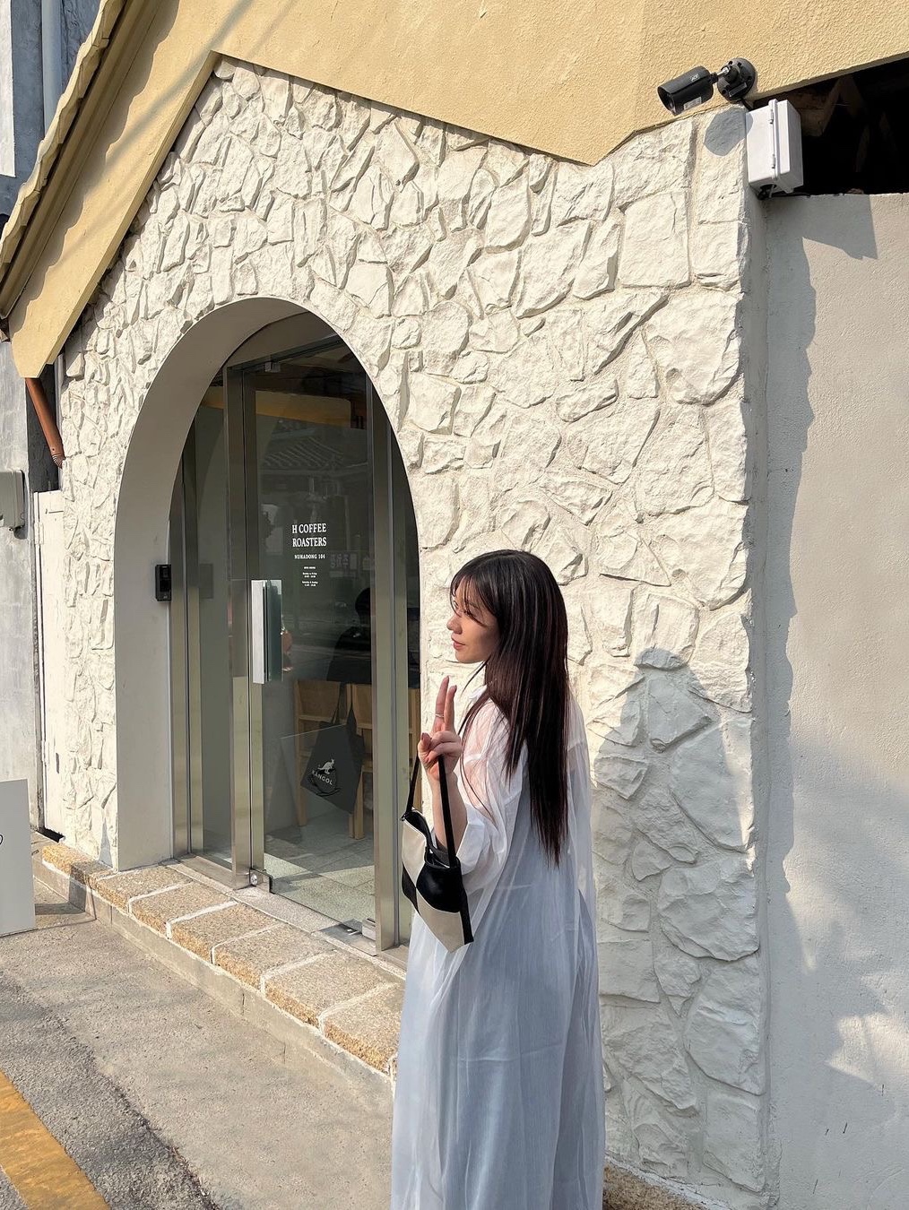 Hai Vera Bag Black Ivory 착용 스타일 - 1