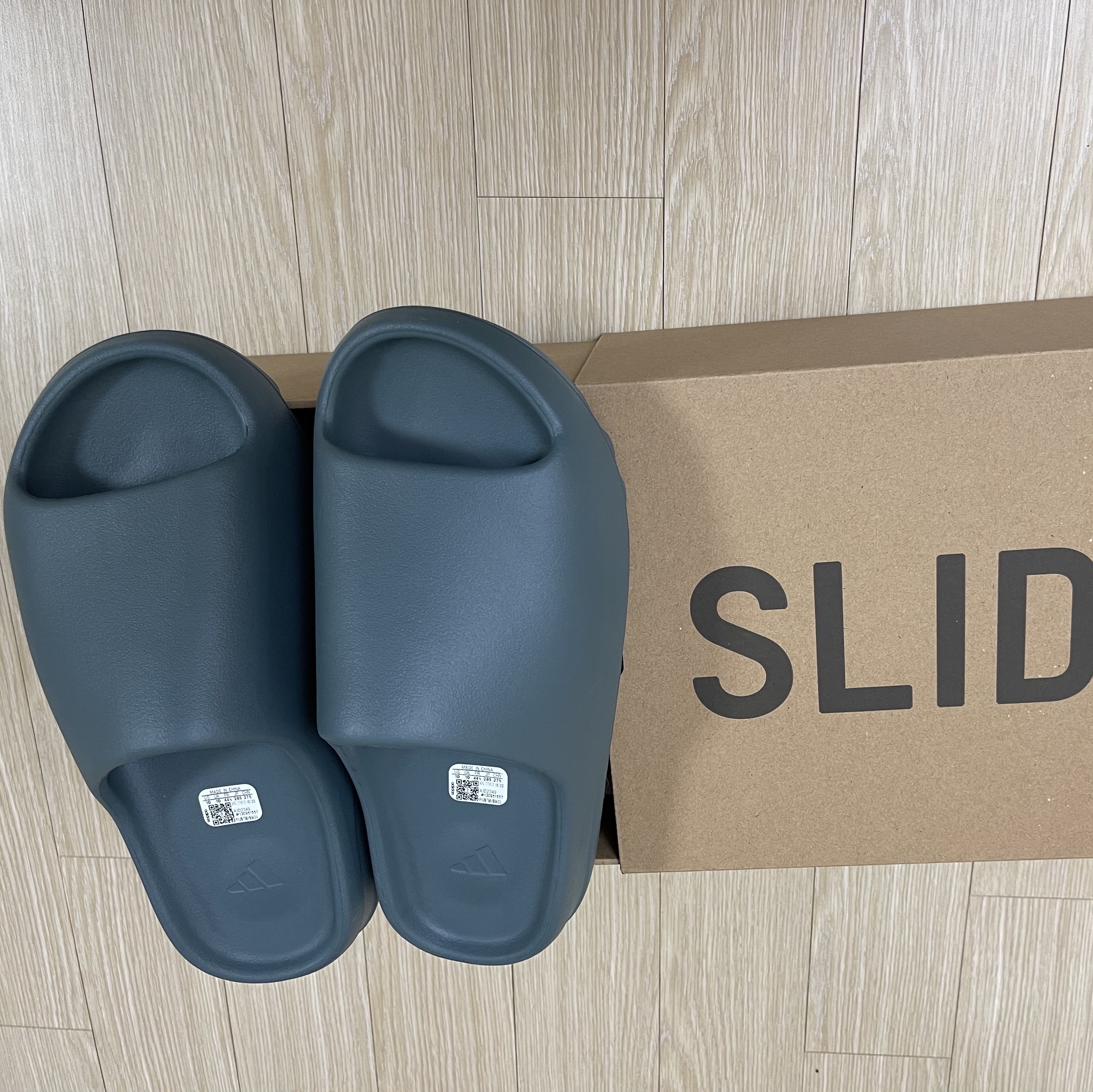 Adidas Yeezy Slide Slate Marine 착용 스타일
