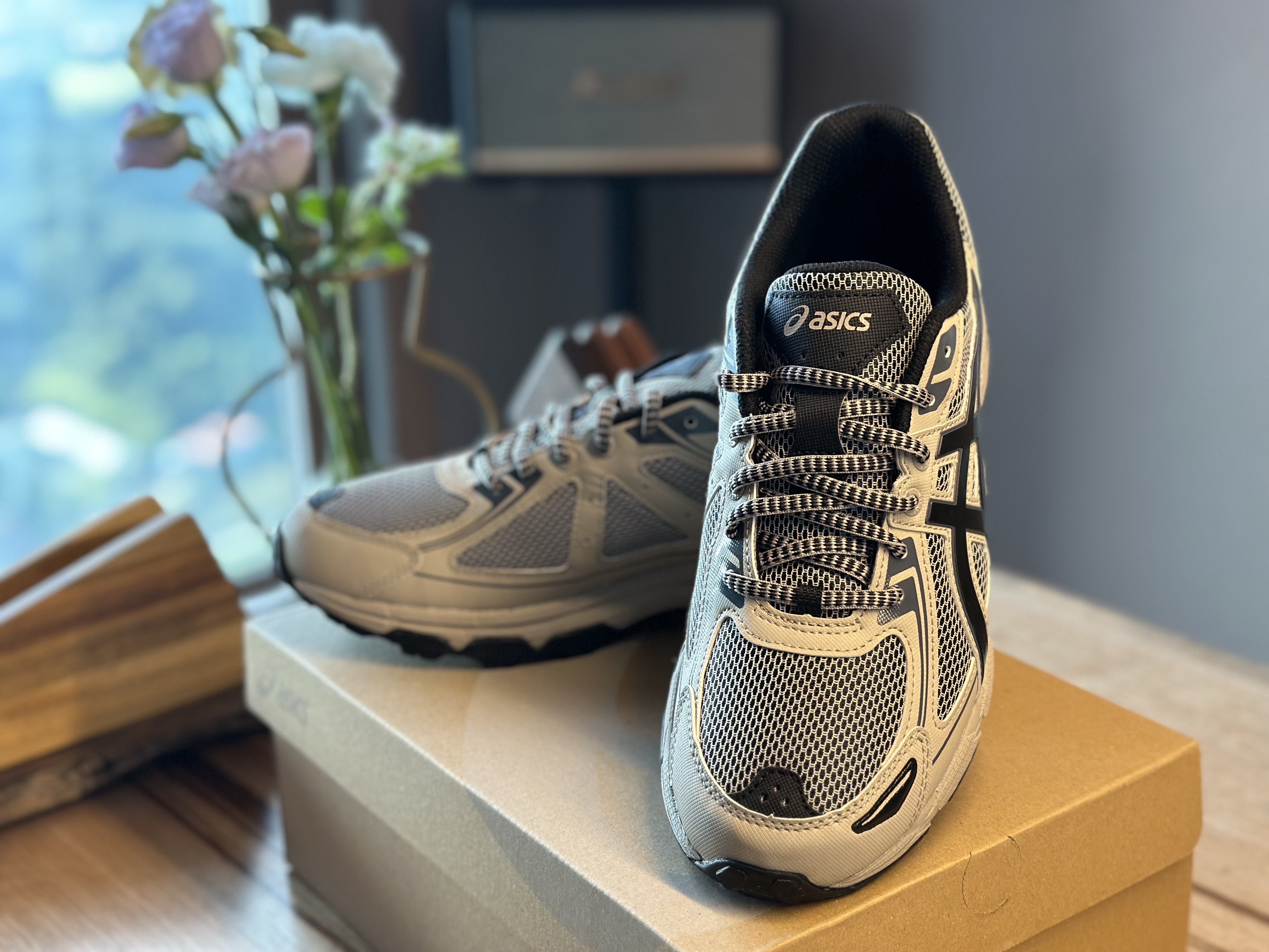 Asics Gel-Venture 6 Feather Grey Black 착용 스타일 - 1