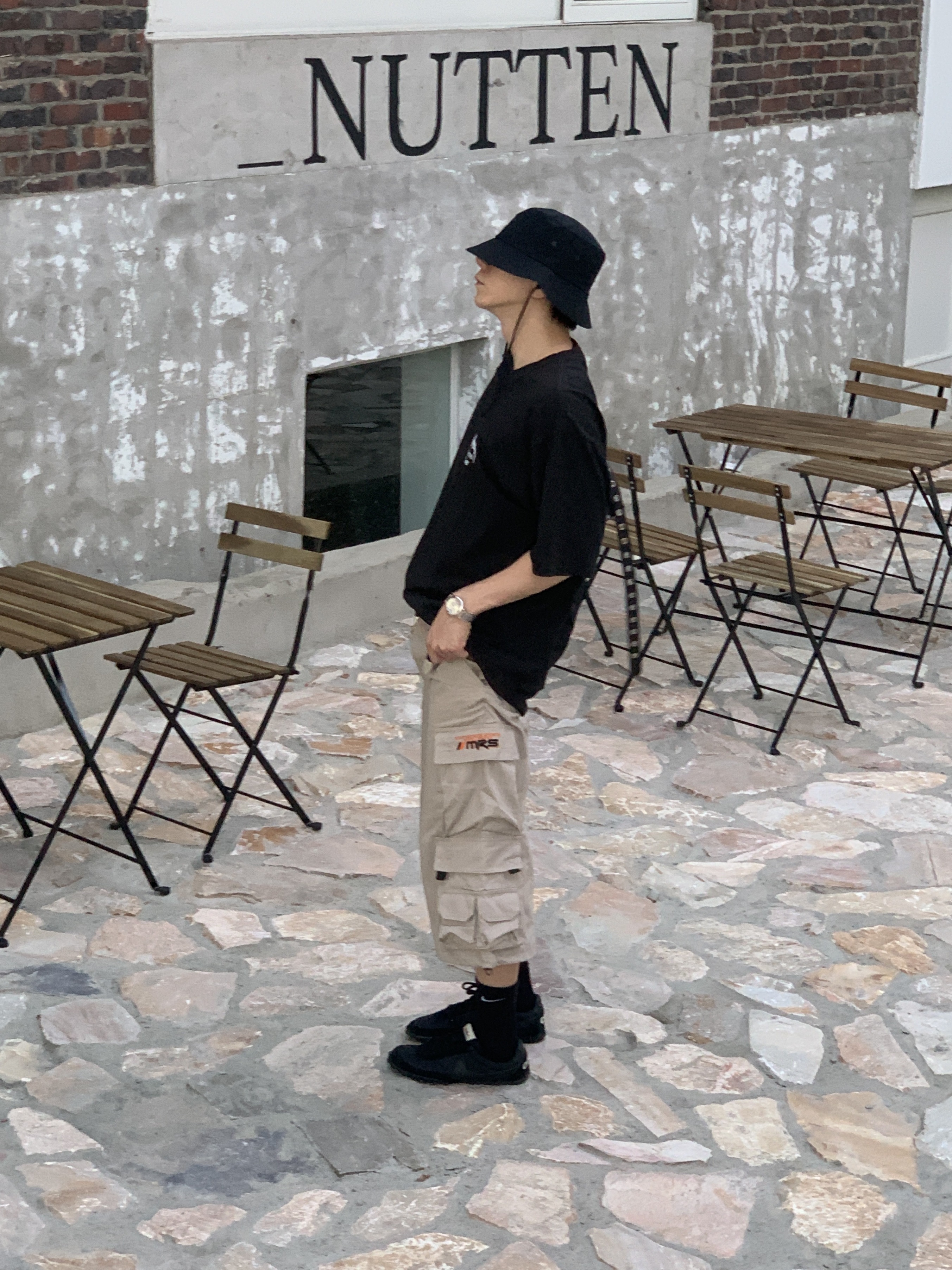 Arc'teryx Sinsolo Hat Black, Stussy x Martine Rose Collage Pigment Dyed T-Shirt Black 착용 스타일 - 2