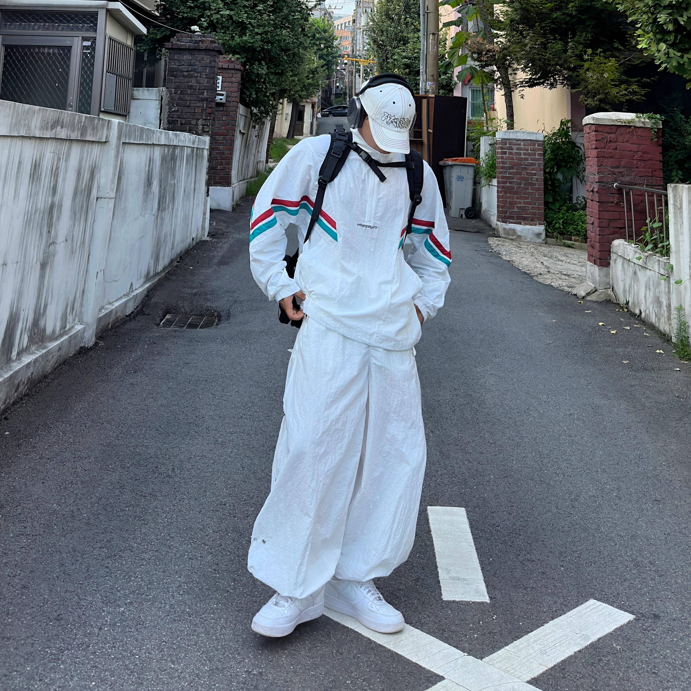 Nike Air Force 1 '07 Low White, Apple AirPods Max Lightning Space Gray (Korean Ver.) 착용 스타일 - 3