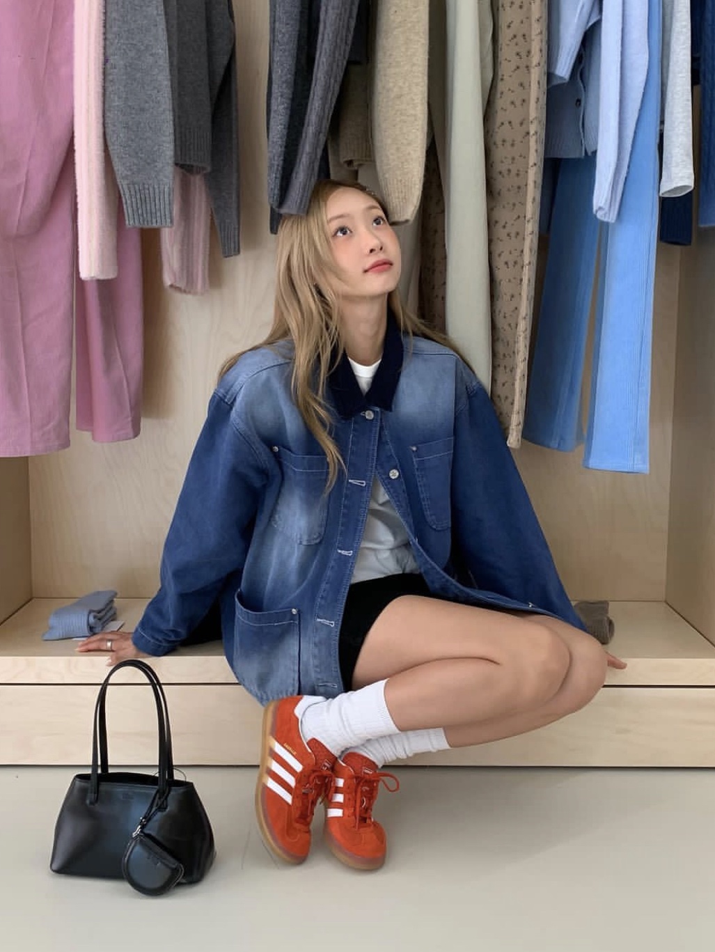 (W) Adidas Gazelle Indoor Bold Orange Cloud White 착용 스타일