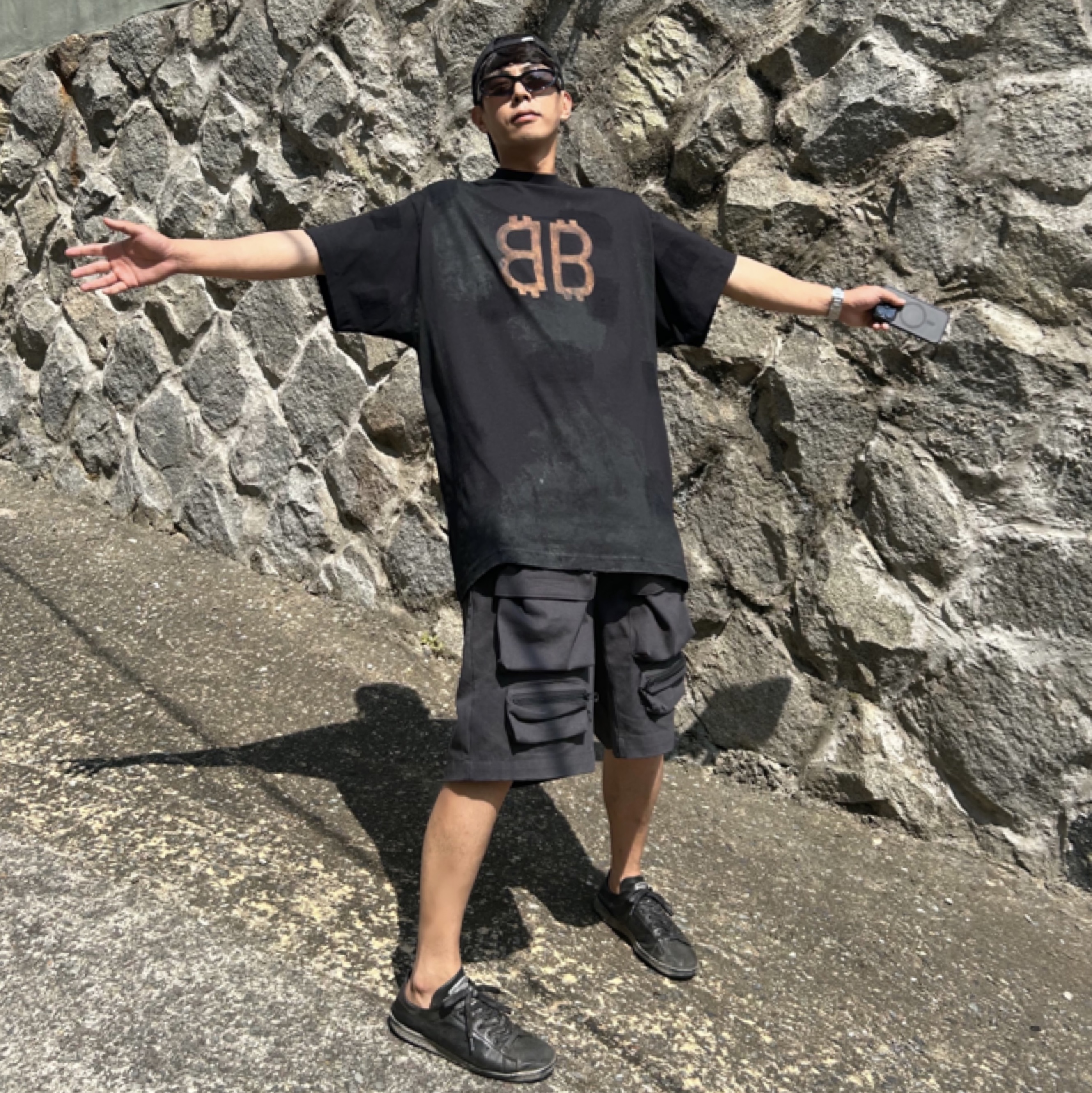 Balenciaga Oversized Crypto T-Shirt Faded Black, Balenciaga Swift Oval Sunglasses Black 착용 스타일 - 2