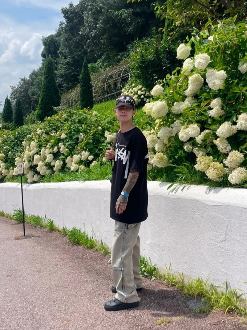 Nike x Supreme Air Force 1 Low Black, Stussy Big Stock T-Shirt Black 착용 스타일 - 1